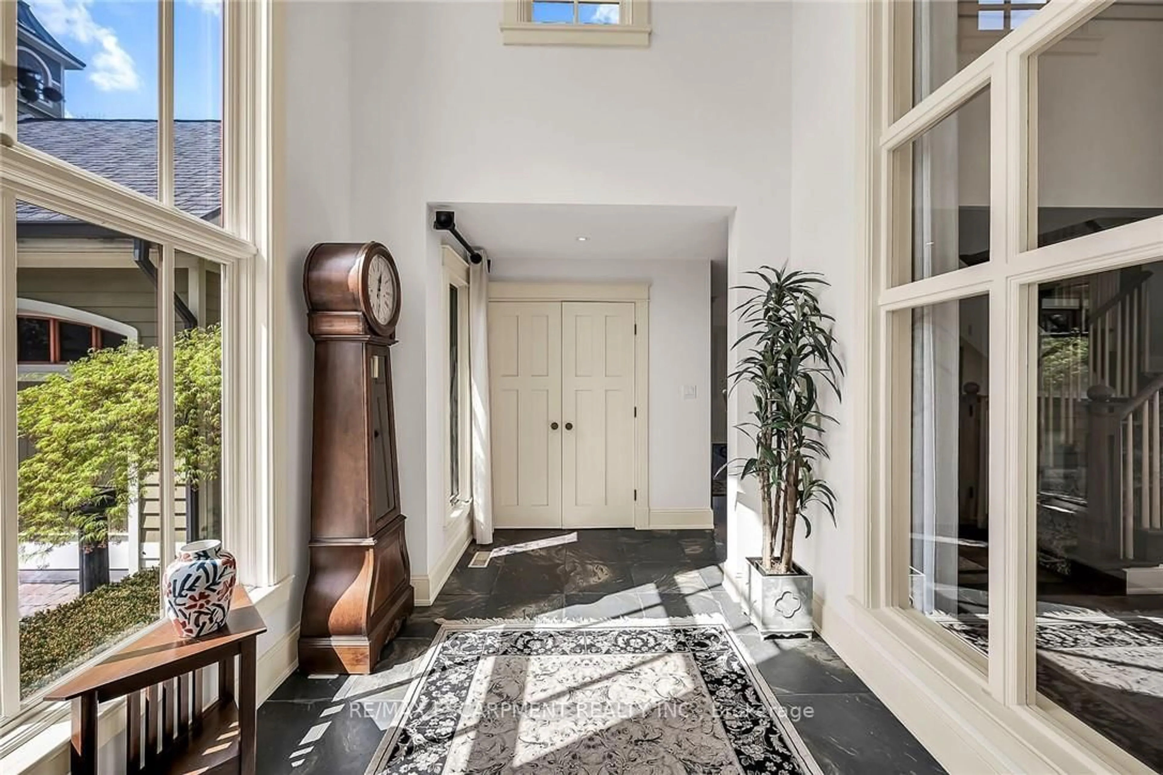 Indoor entryway for 285 Hamilton Dr, Hamilton Ontario L9G 2A9