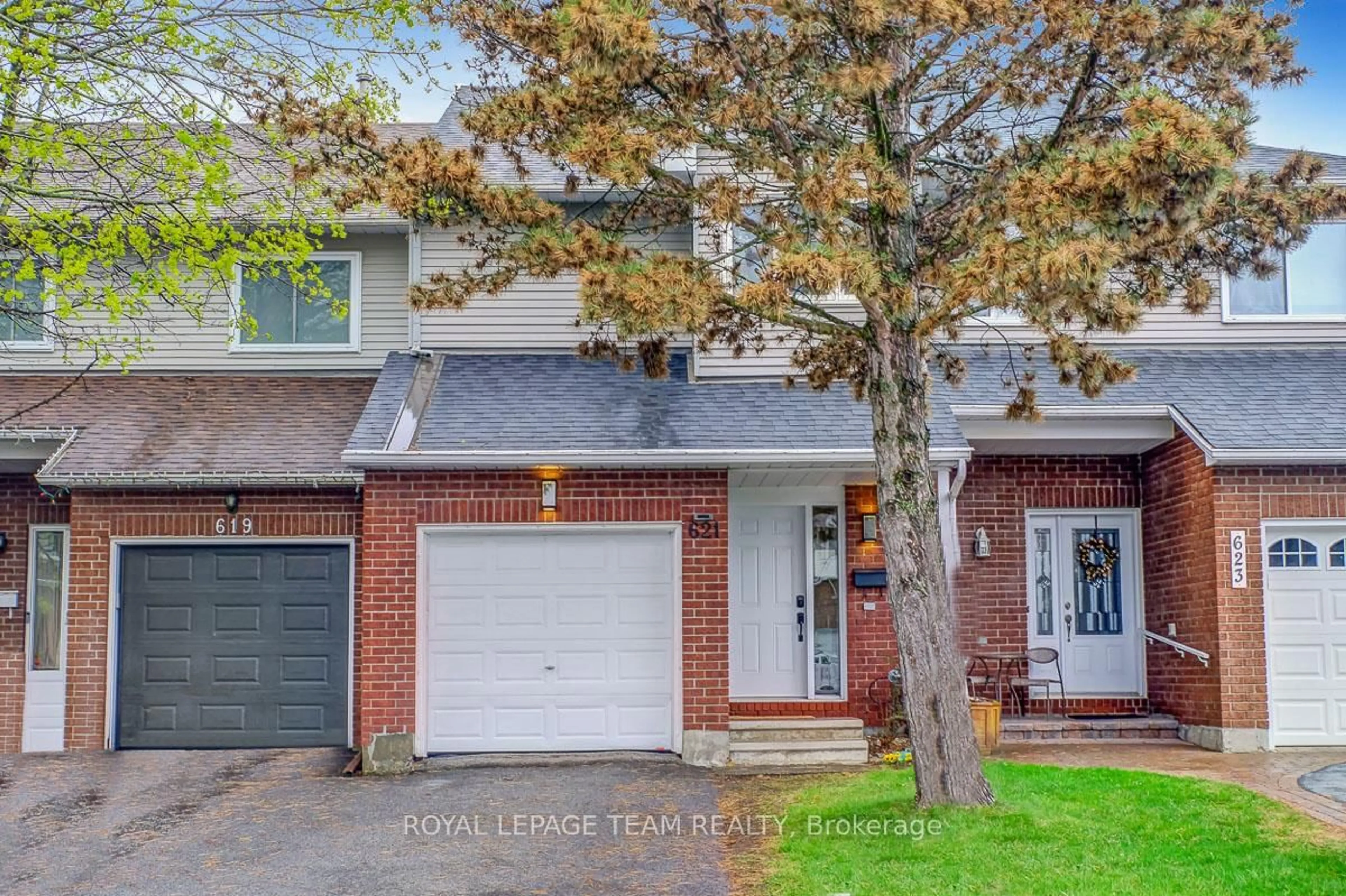 Home with brick exterior material, street for 621 Deancourt Cres, Ottawa Ontario K4A 3G5