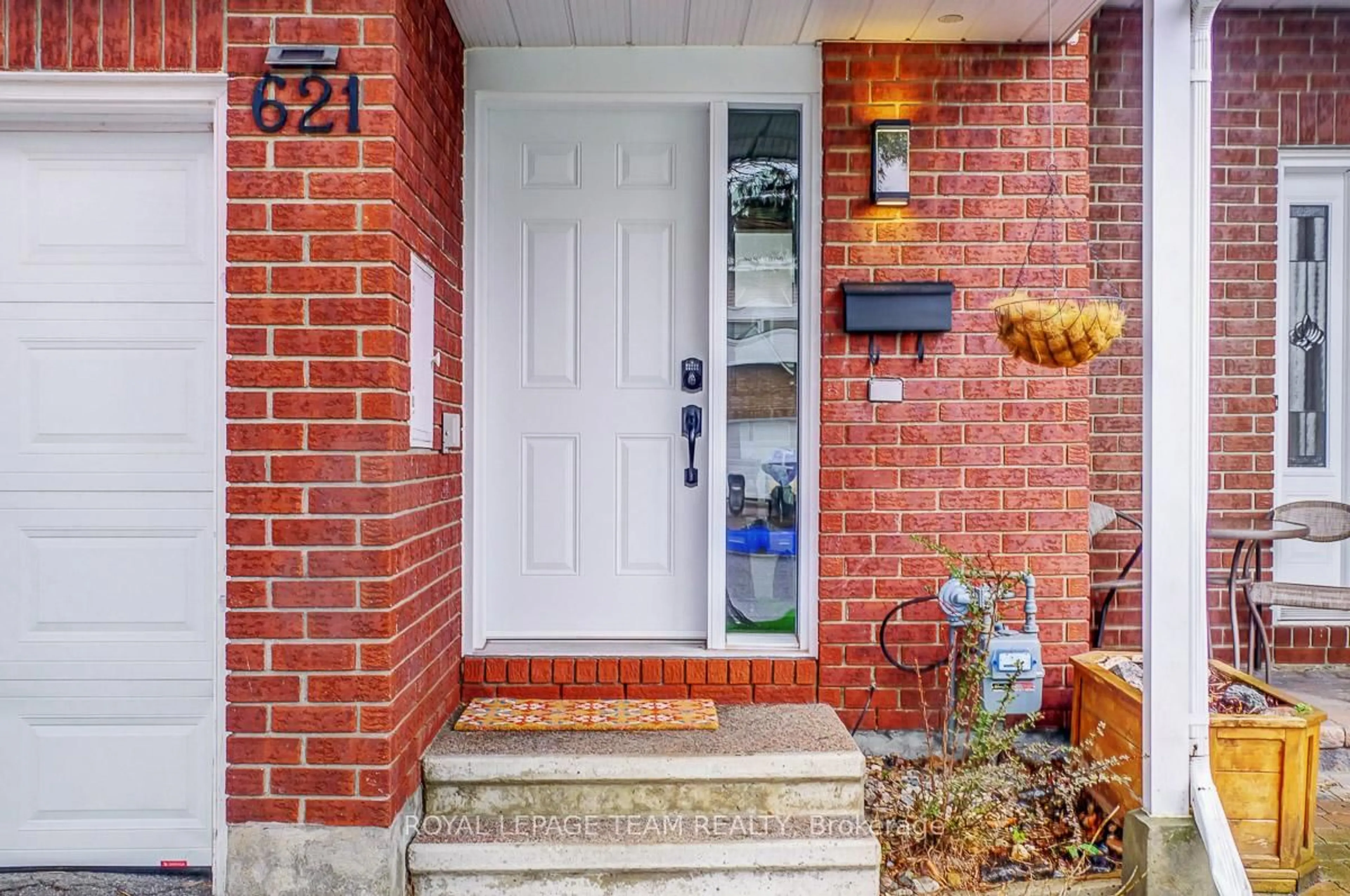 Home with brick exterior material, street for 621 Deancourt Cres, Ottawa Ontario K4A 3G5