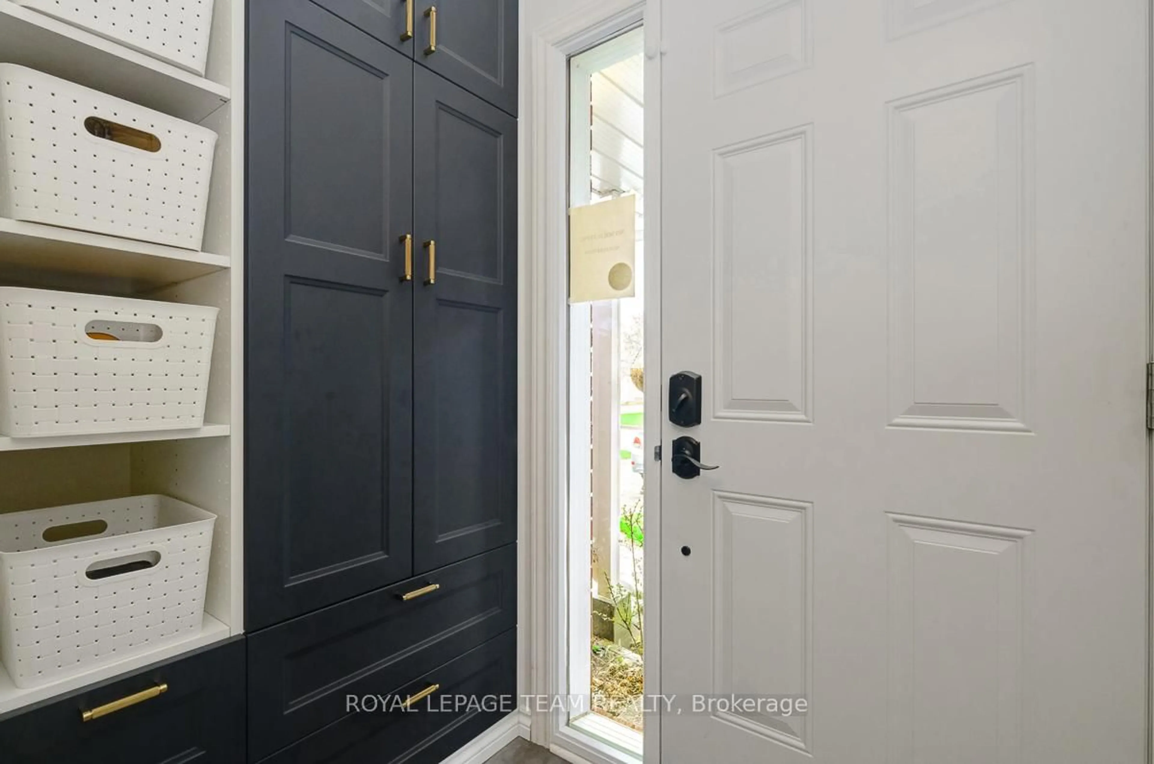 Indoor entryway for 621 Deancourt Cres, Ottawa Ontario K4A 3G5
