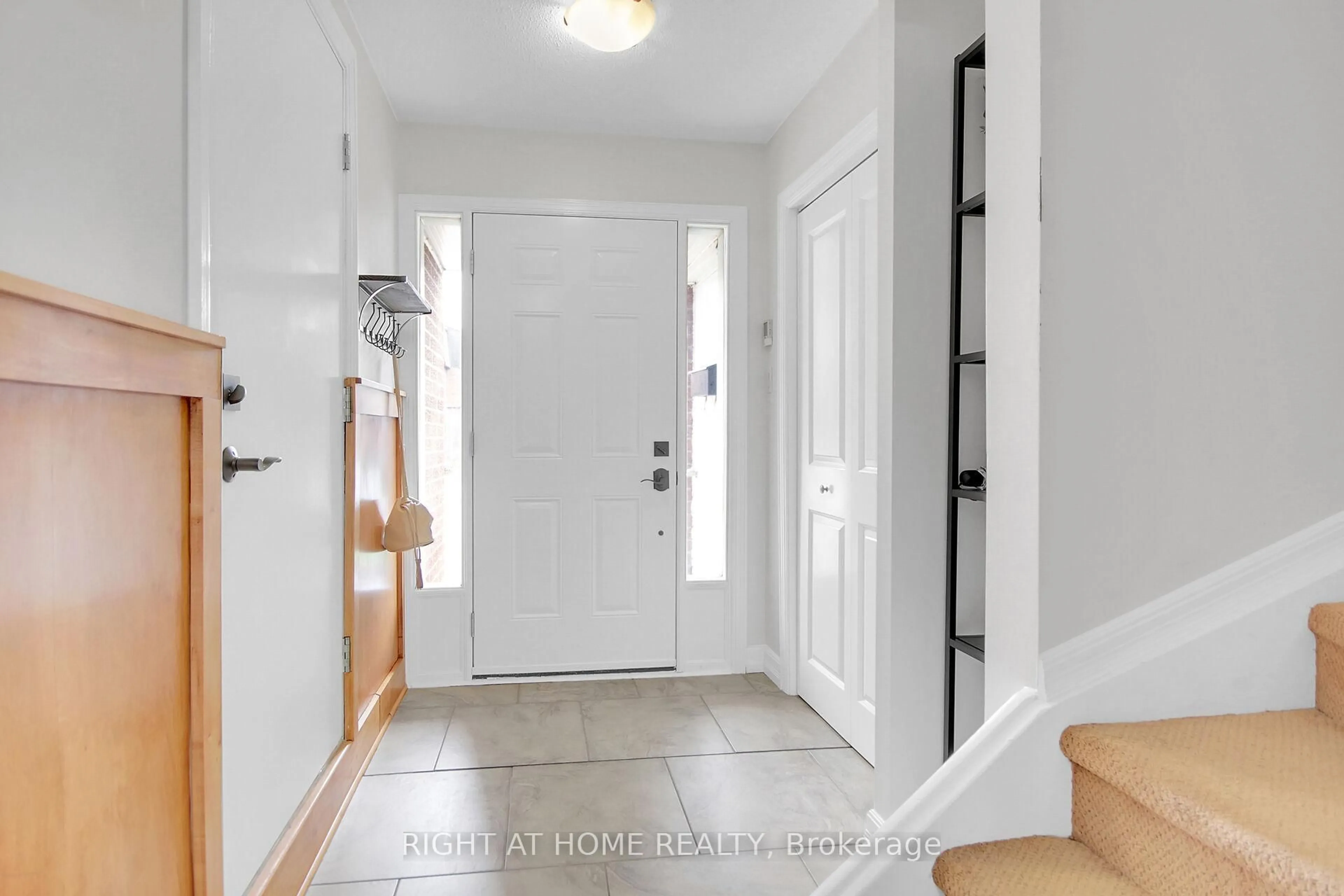 Indoor entryway for 5 Moorside Private, Ottawa Ontario K2C 3P4
