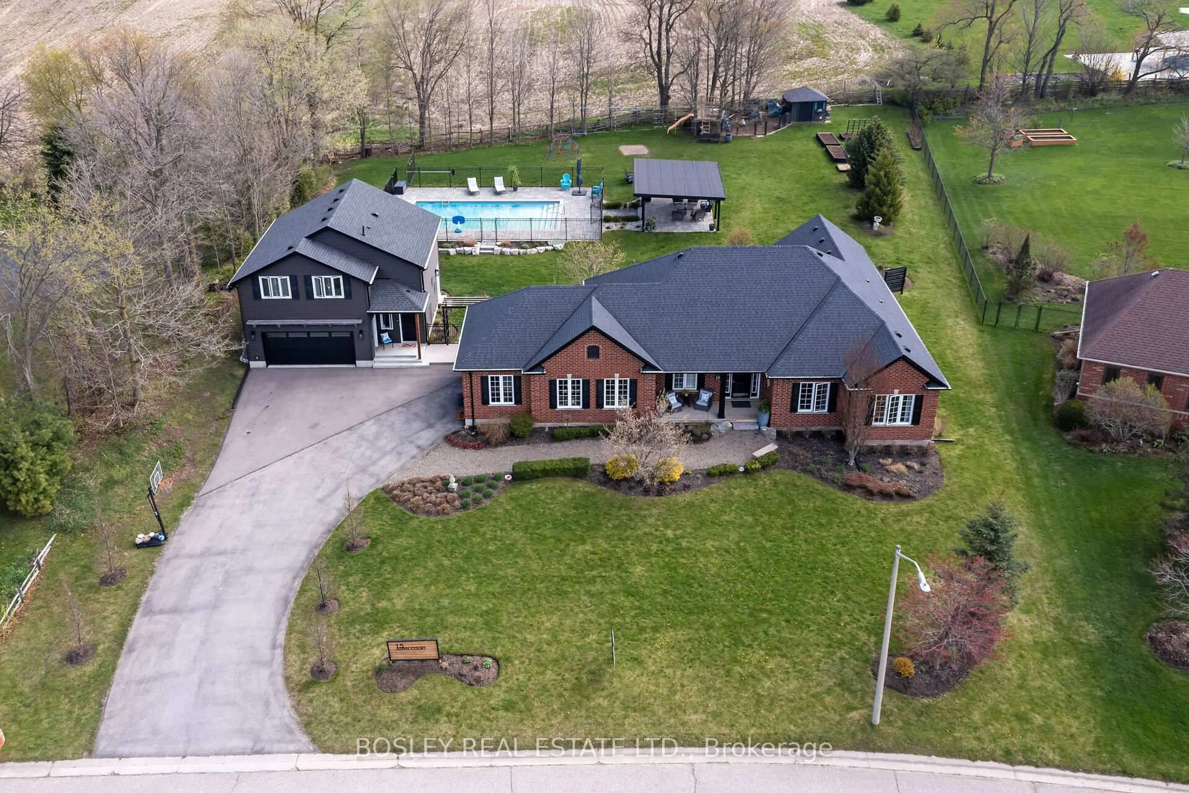 A pic from outside/outdoor area/front of a property/back of a property/a pic from drone, unknown for 15 Aspen Crt, Erin Ontario N0B 1T0