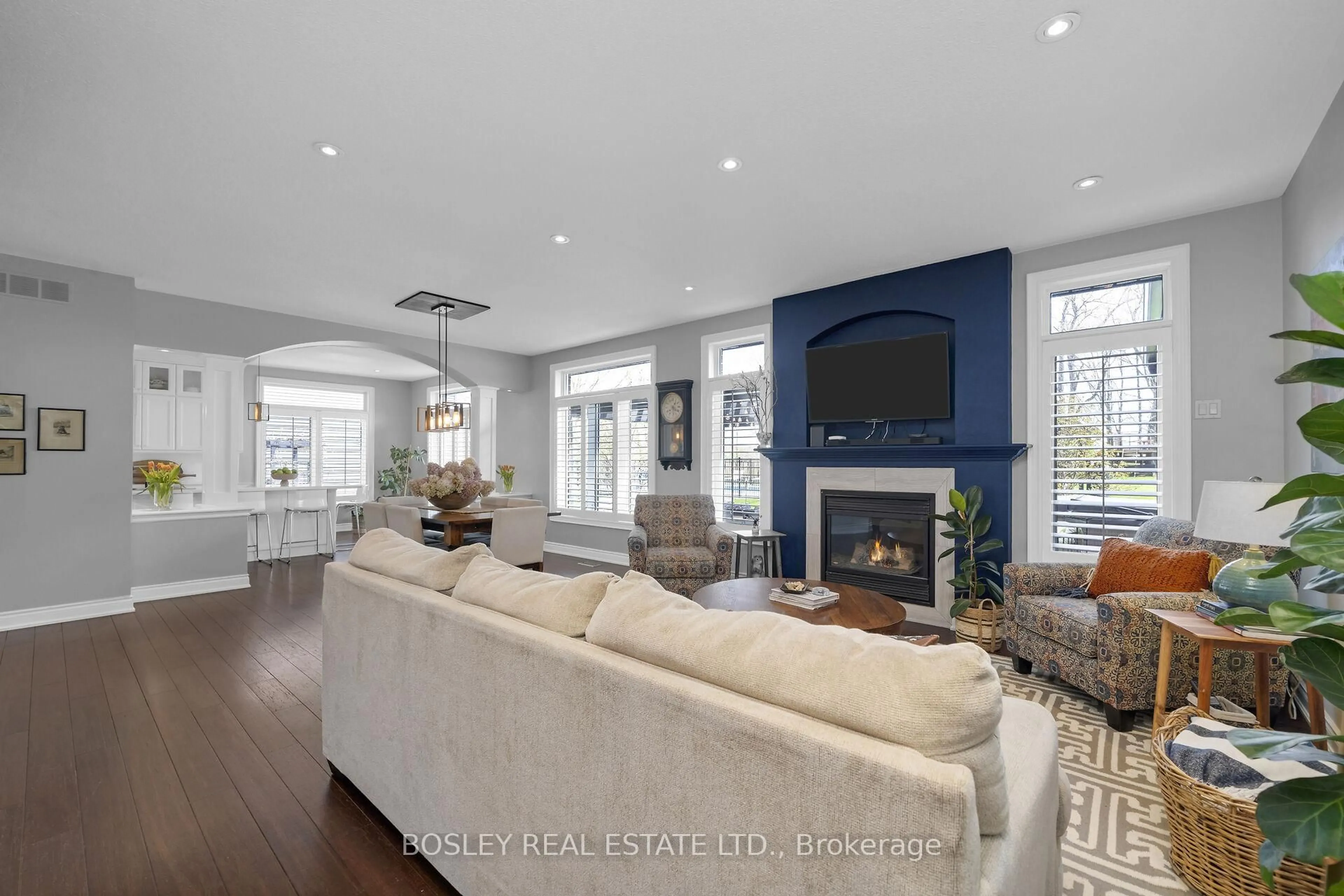 Living room with furniture, unknown for 15 Aspen Crt, Erin Ontario N0B 1T0