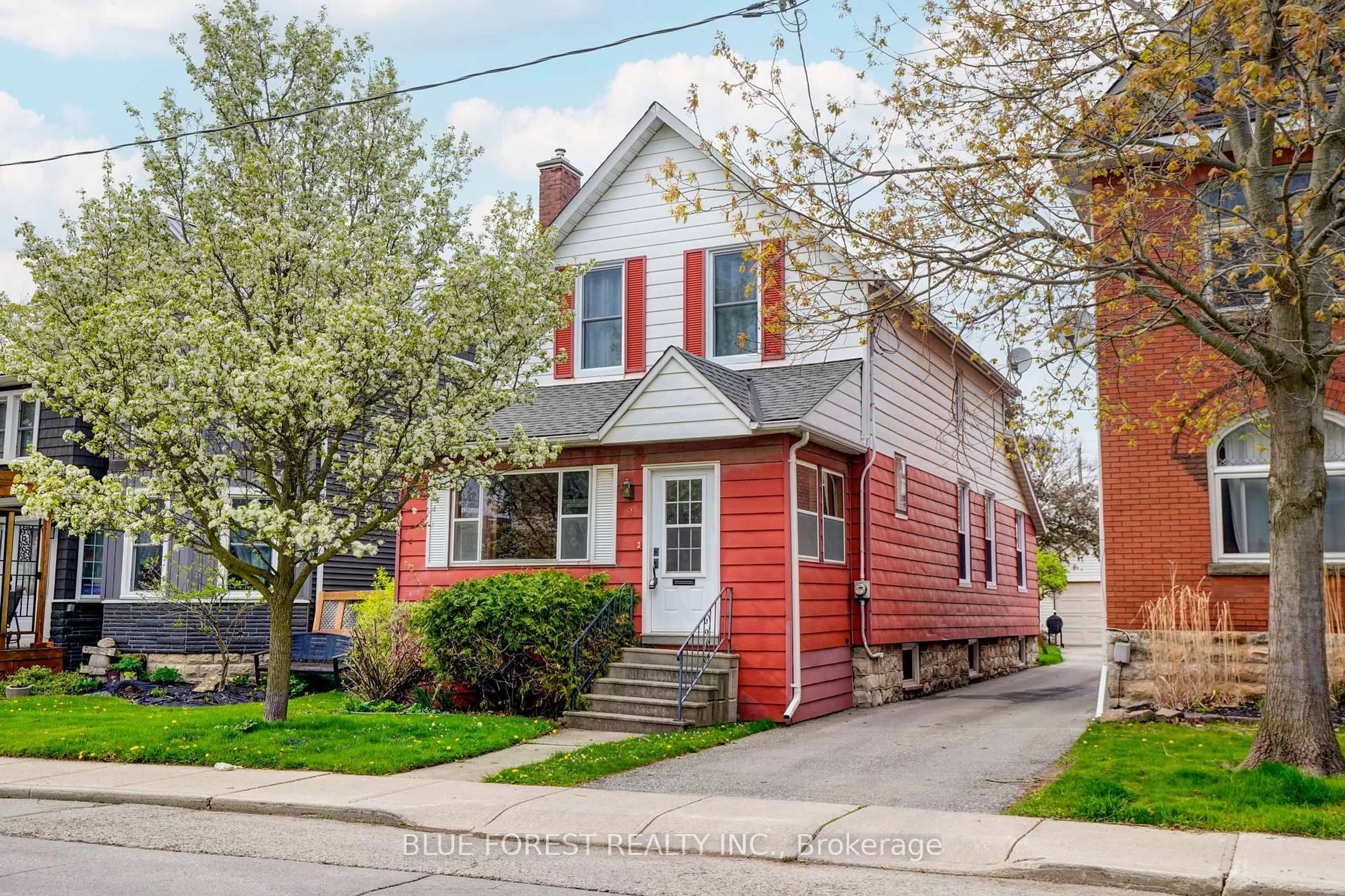 Home with vinyl exterior material, street for 9 Elizabeth St, St. Thomas Ontario N5R 2W8