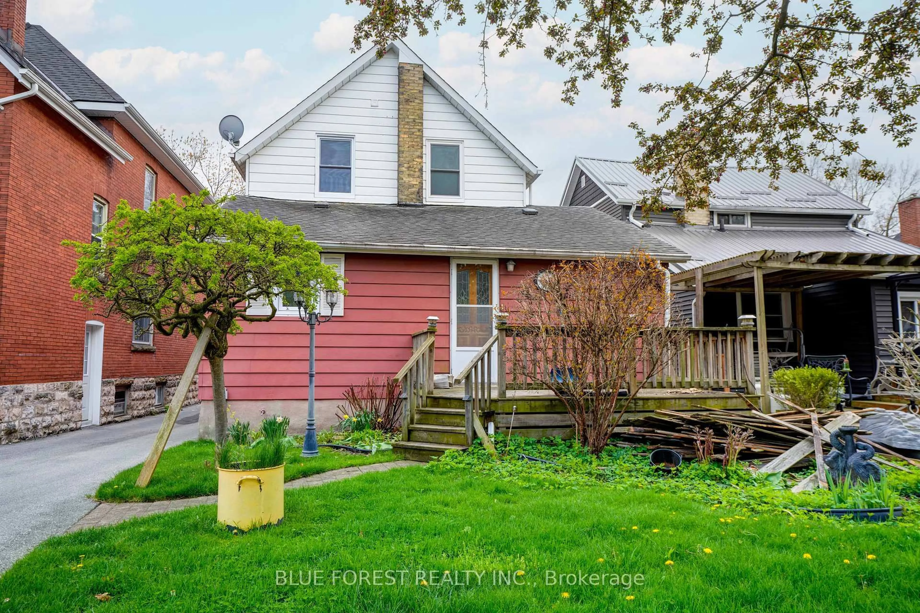 A pic from outside/outdoor area/front of a property/back of a property/a pic from drone, street for 9 Elizabeth St, St. Thomas Ontario N5R 2W8