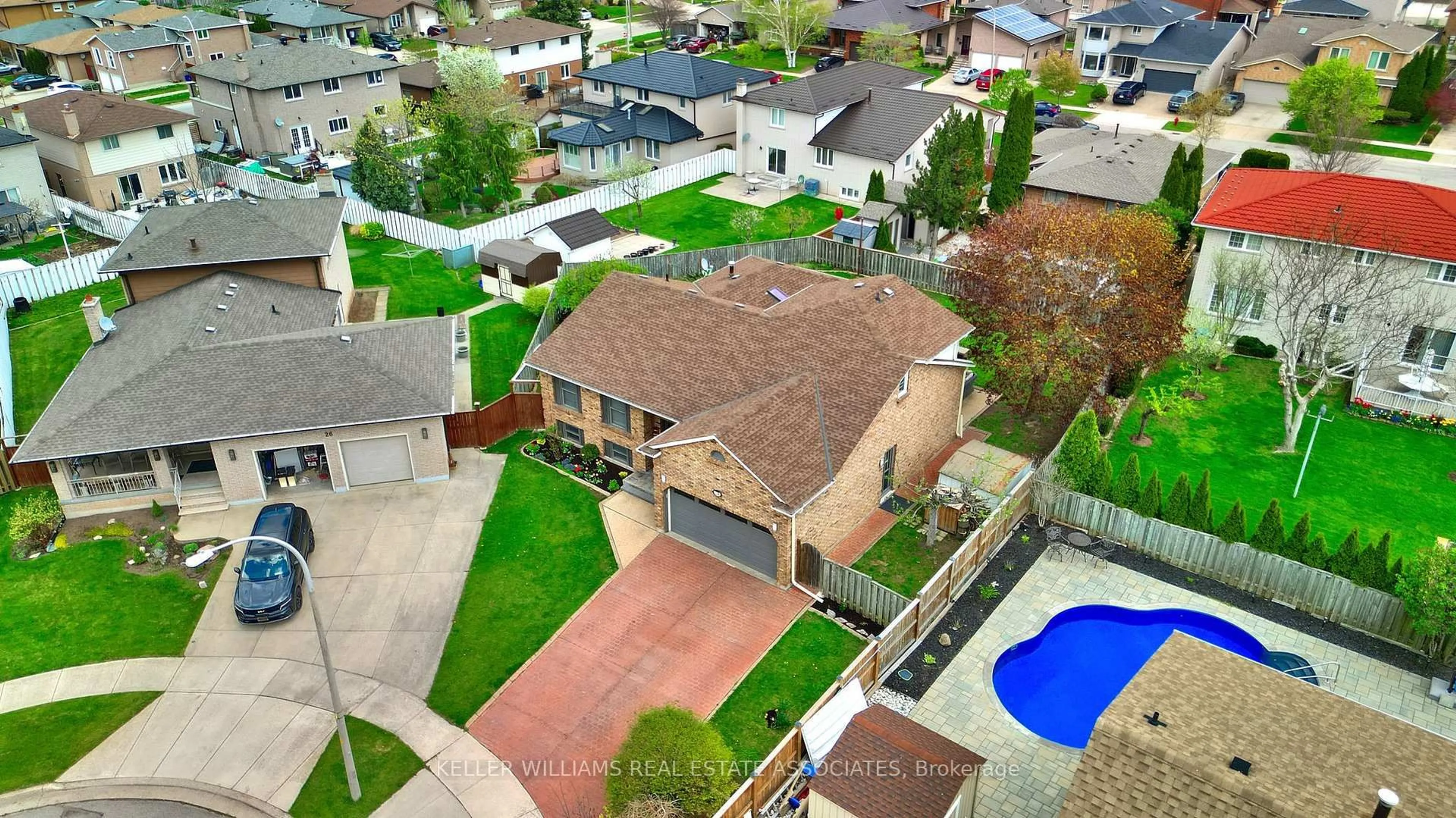 A pic from outside/outdoor area/front of a property/back of a property/a pic from drone, street for 24 Farmingdale Cres, Hamilton Ontario L8G 4H5