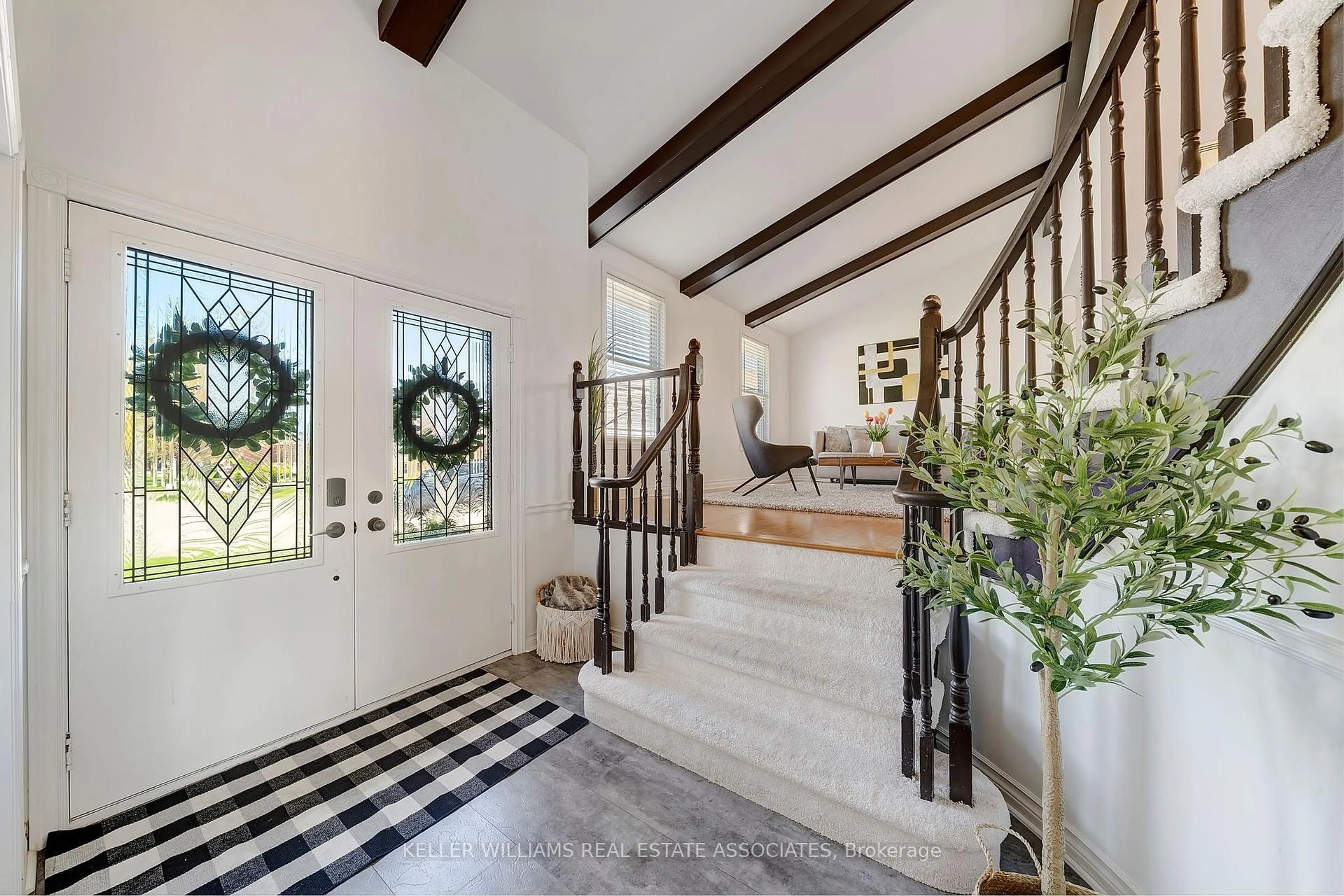 Indoor entryway for 24 Farmingdale Cres, Hamilton Ontario L8G 4H5