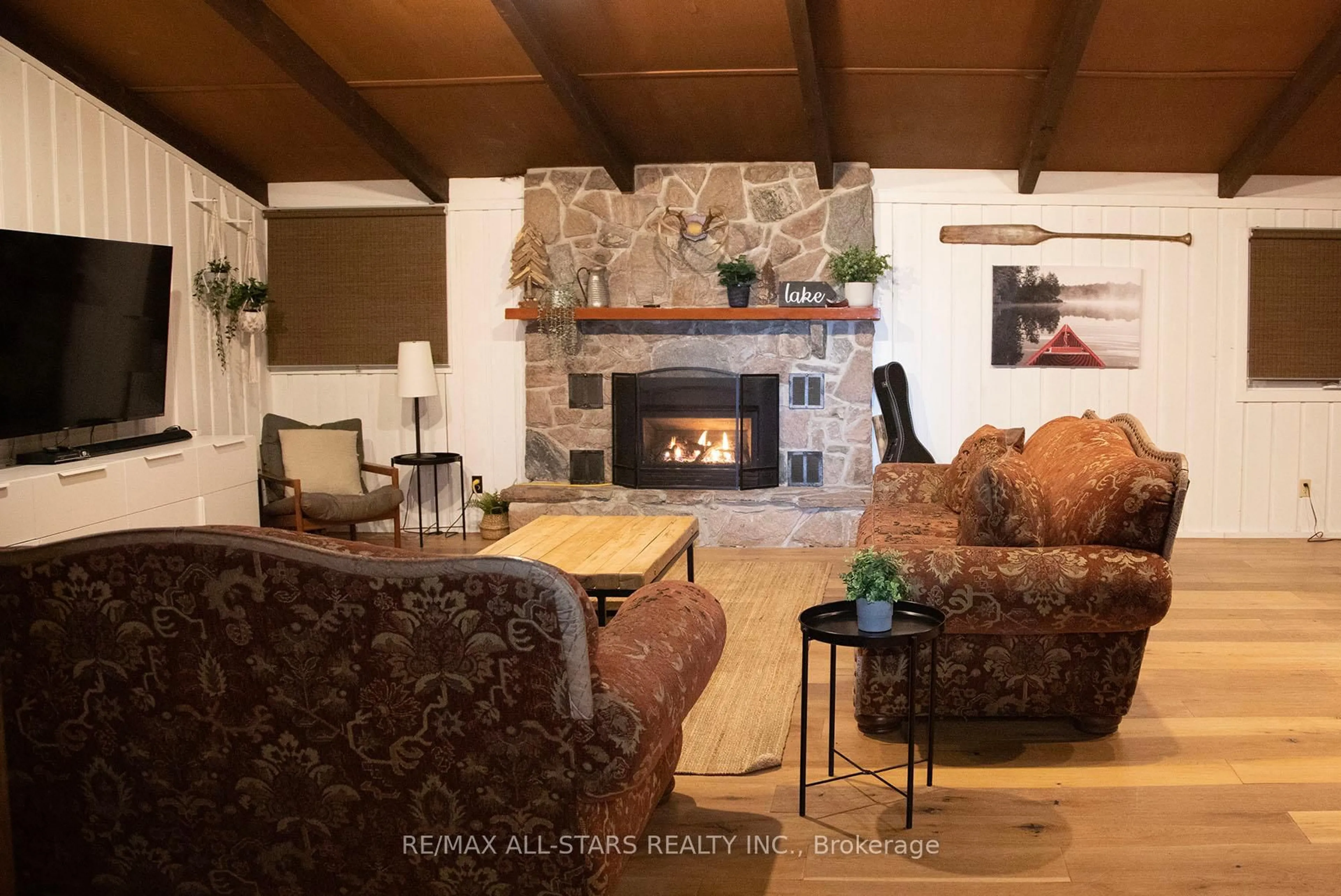 Living room with furniture, ceramic/tile floor for 1008 Rolland Dr, Dysart et al Ontario K0M 1S0