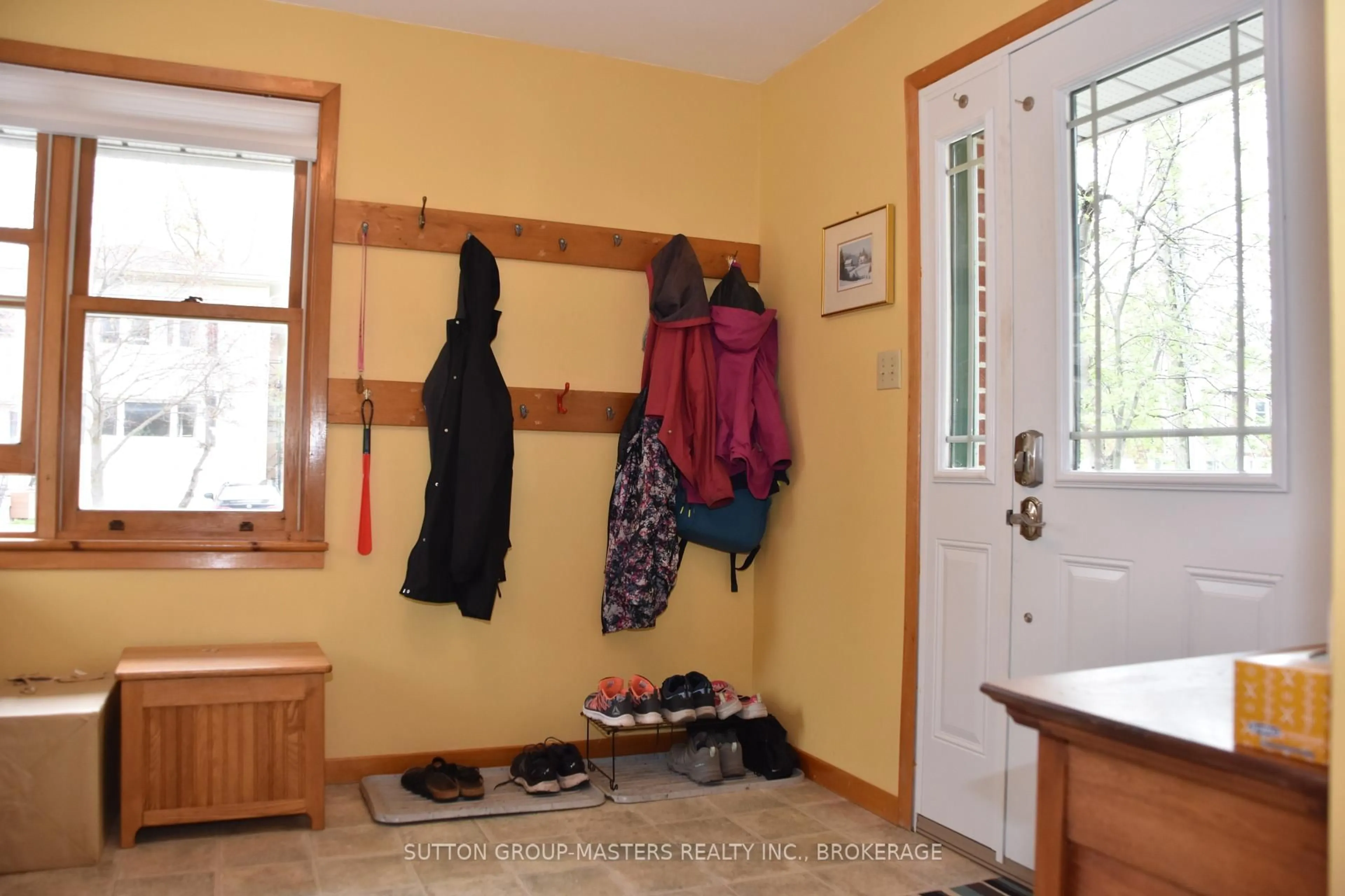 Indoor entryway for 284 Helen St, Kingston Ontario K7L 4P7