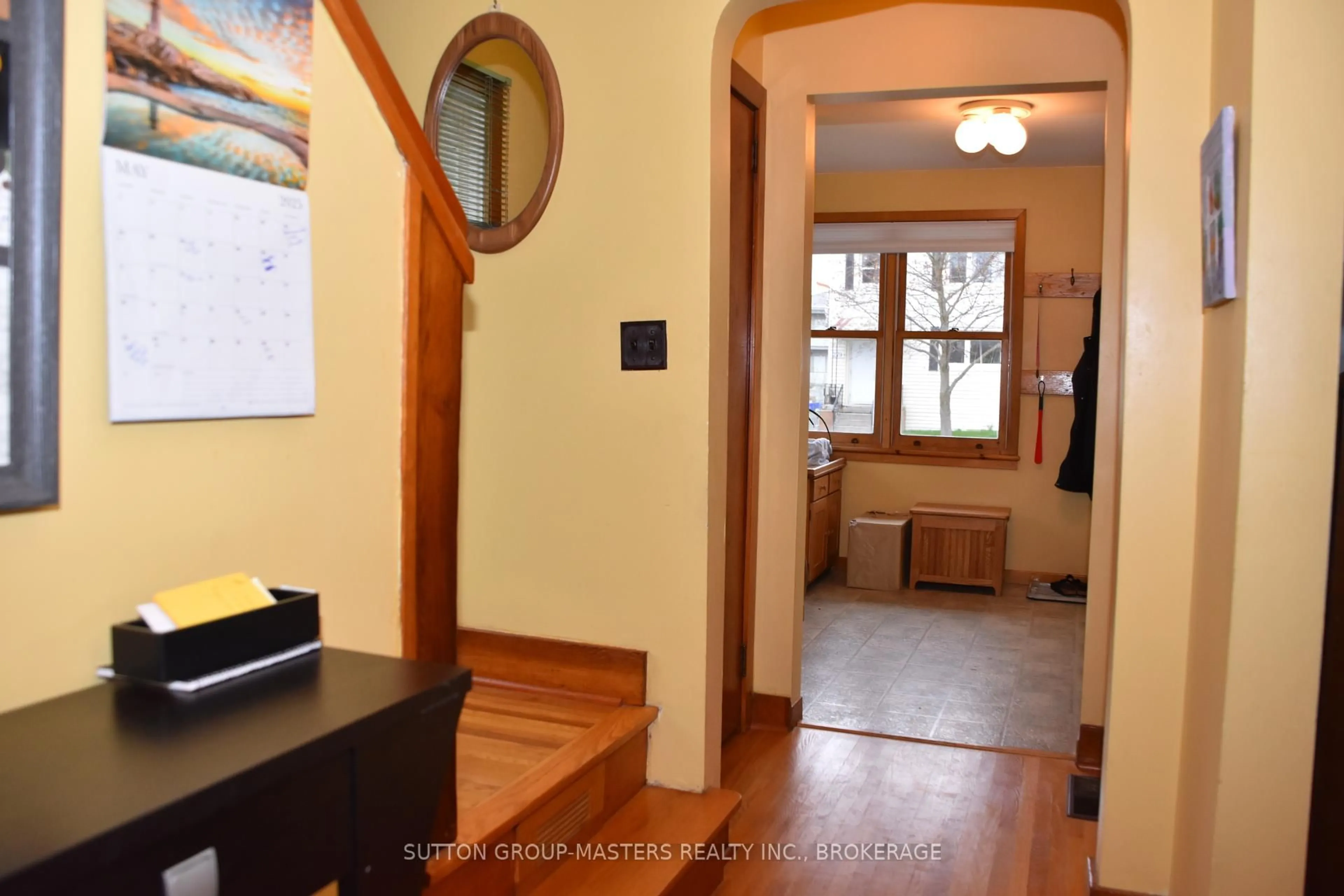 Indoor foyer for 284 Helen St, Kingston Ontario K7L 4P7