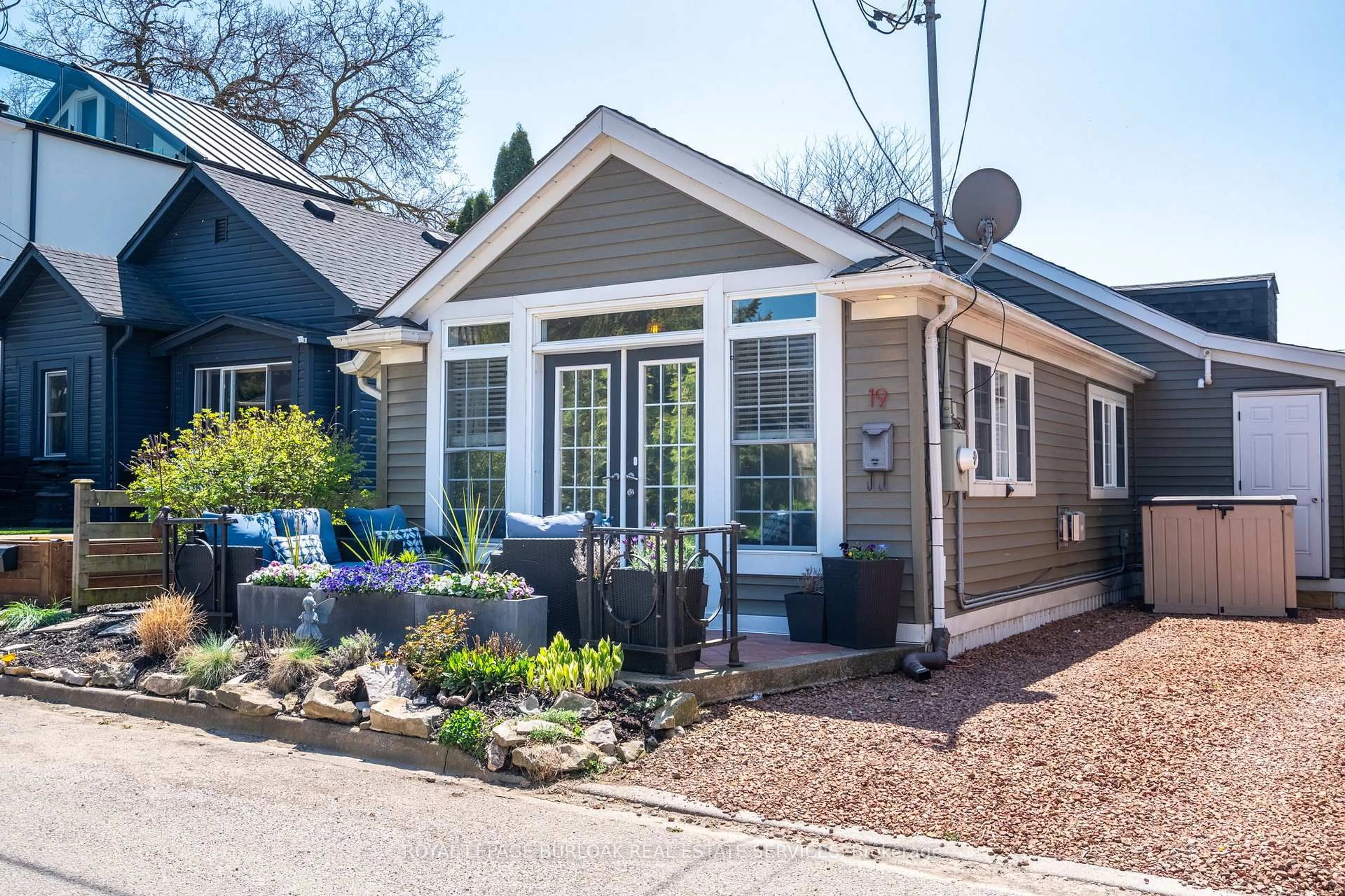 Patio, street for 19 Considine Ave, St. Catharines Ontario L2N 5K1