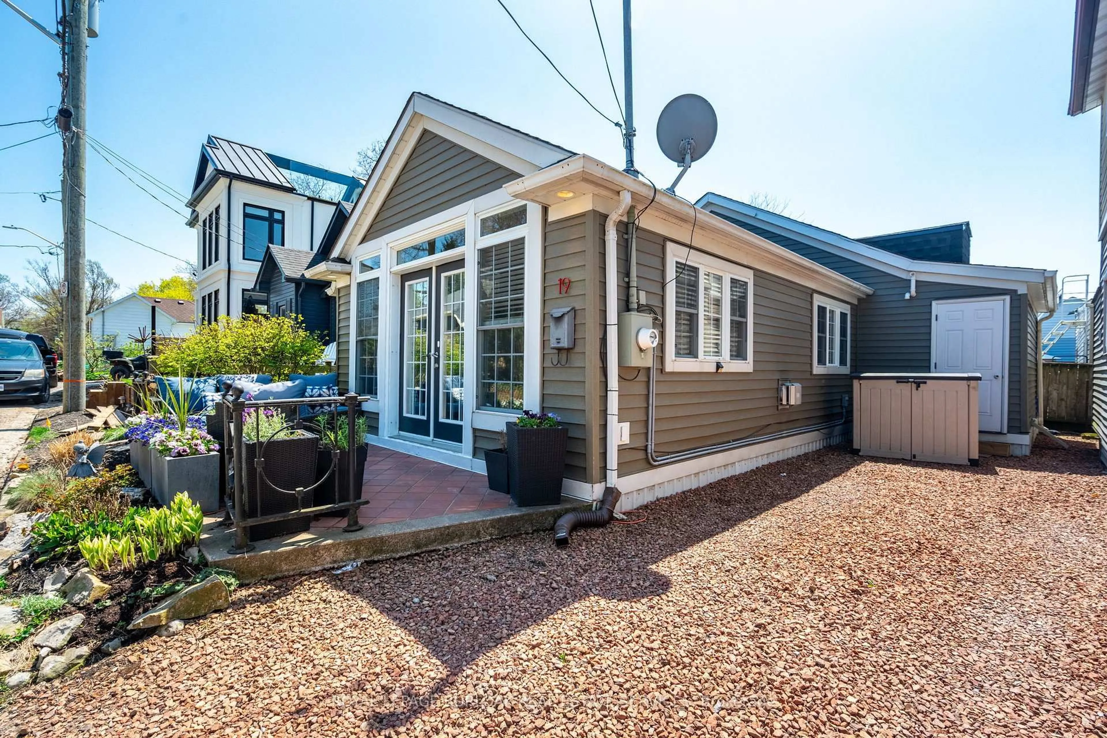 Home with vinyl exterior material, street for 19 Considine Ave, St. Catharines Ontario L2N 5K1