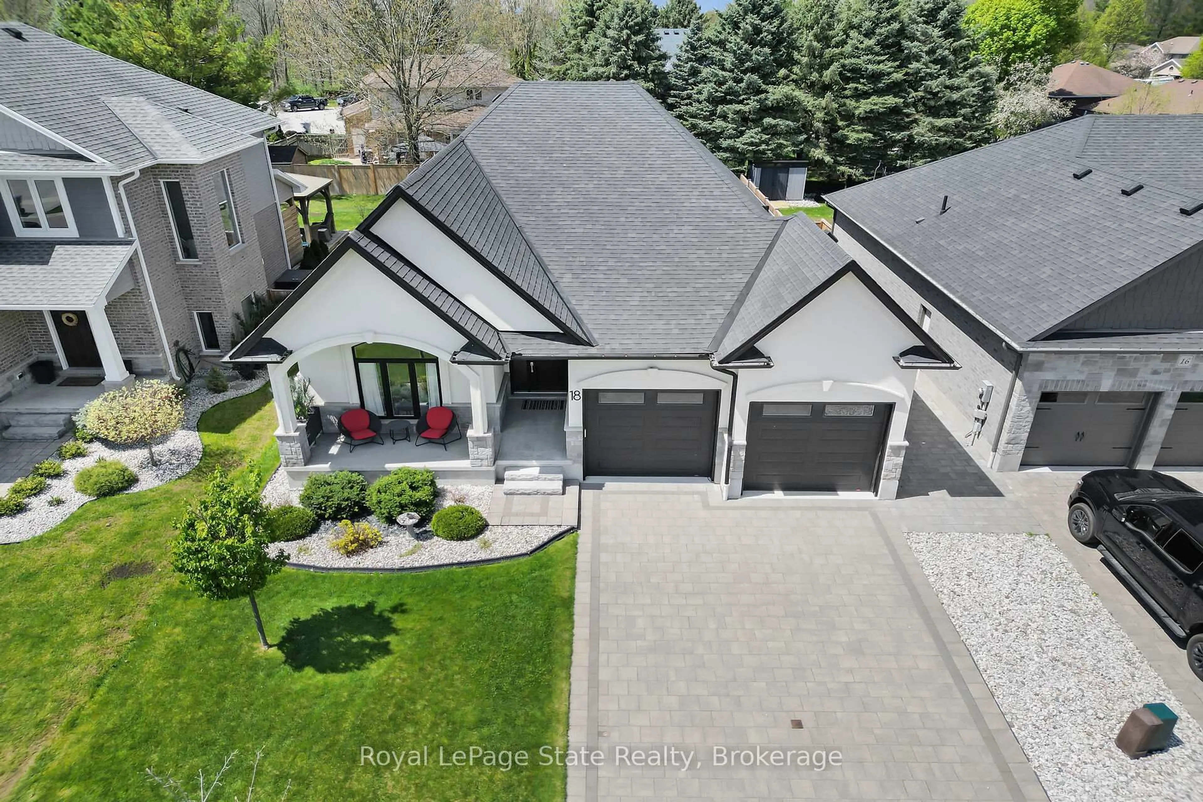 A pic from outside/outdoor area/front of a property/back of a property/a pic from drone, street for 18 Kemp Cres, Strathroy-Caradoc Ontario N7G 0G5