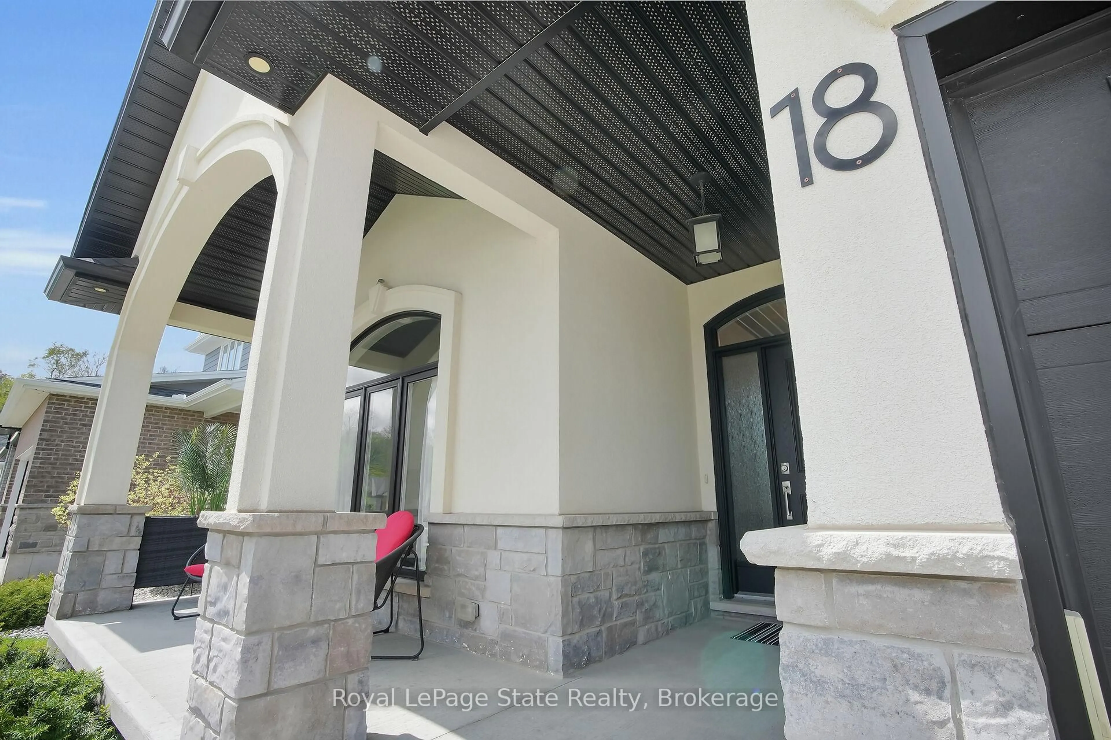 Indoor foyer for 18 Kemp Cres, Strathroy-Caradoc Ontario N7G 0G5
