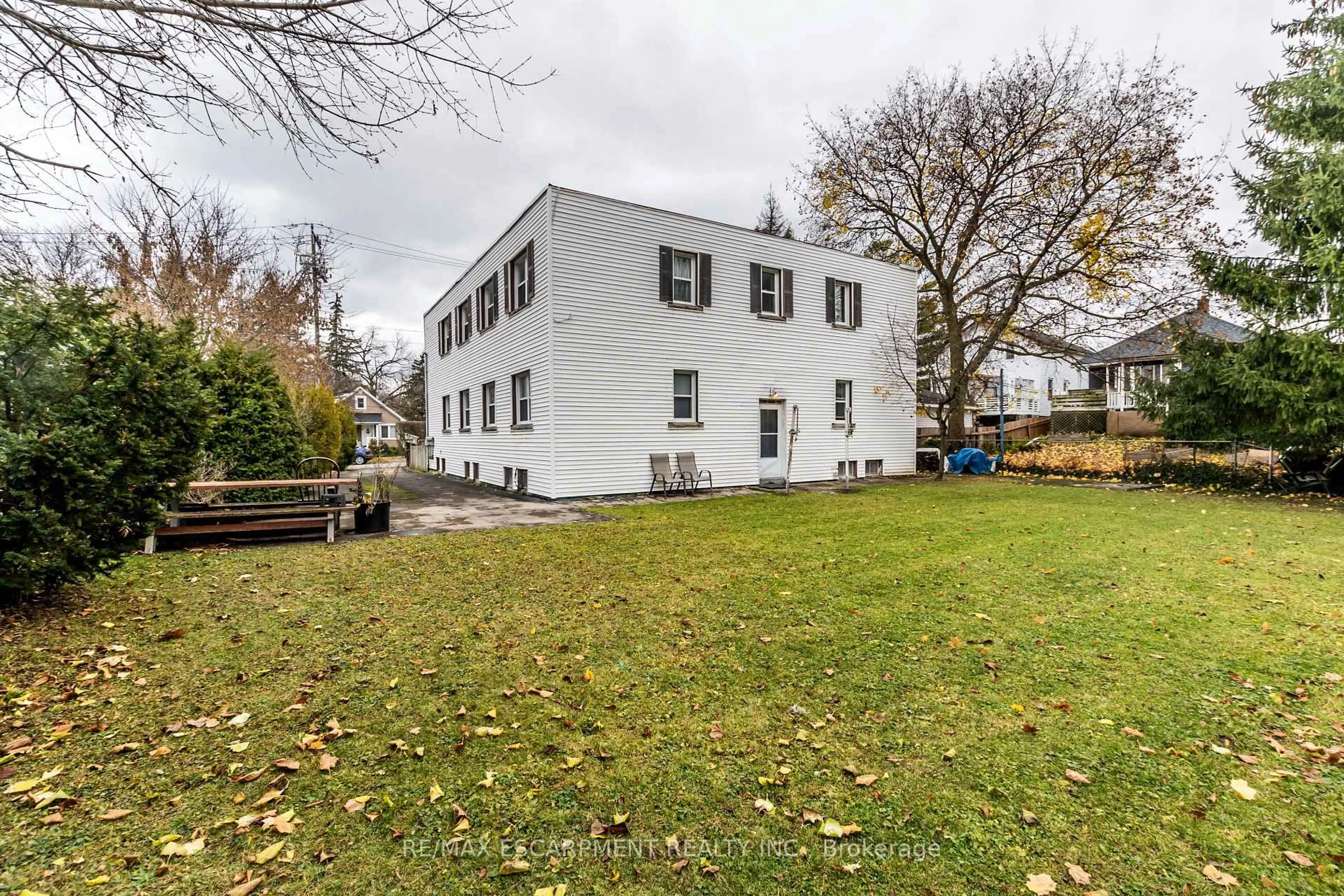 A pic from outside/outdoor area/front of a property/back of a property/a pic from drone, building for 13 McMaster Ave, Welland Ontario L3B 3S6