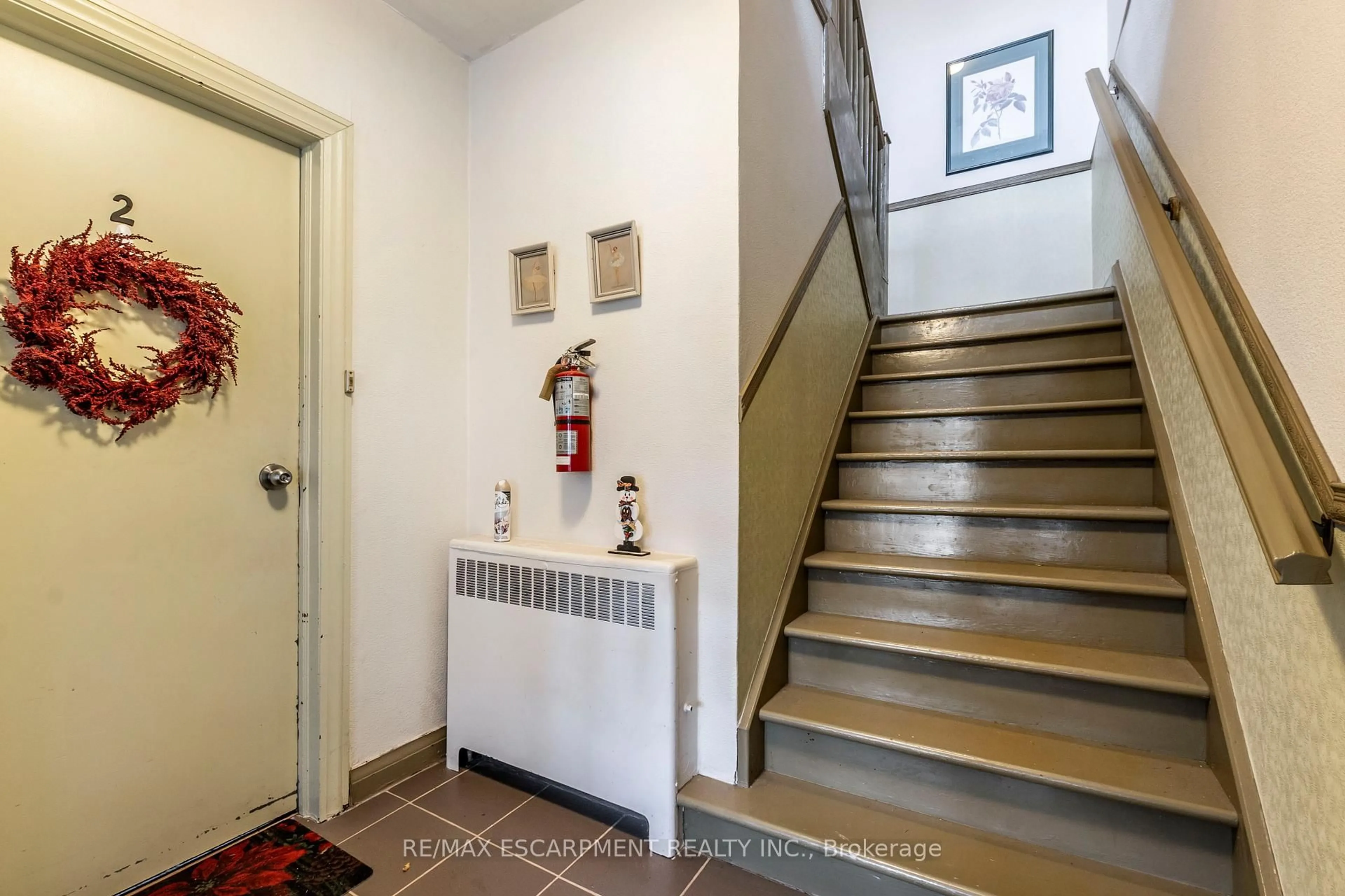 Indoor foyer for 13 McMaster Ave, Welland Ontario L3B 3S6