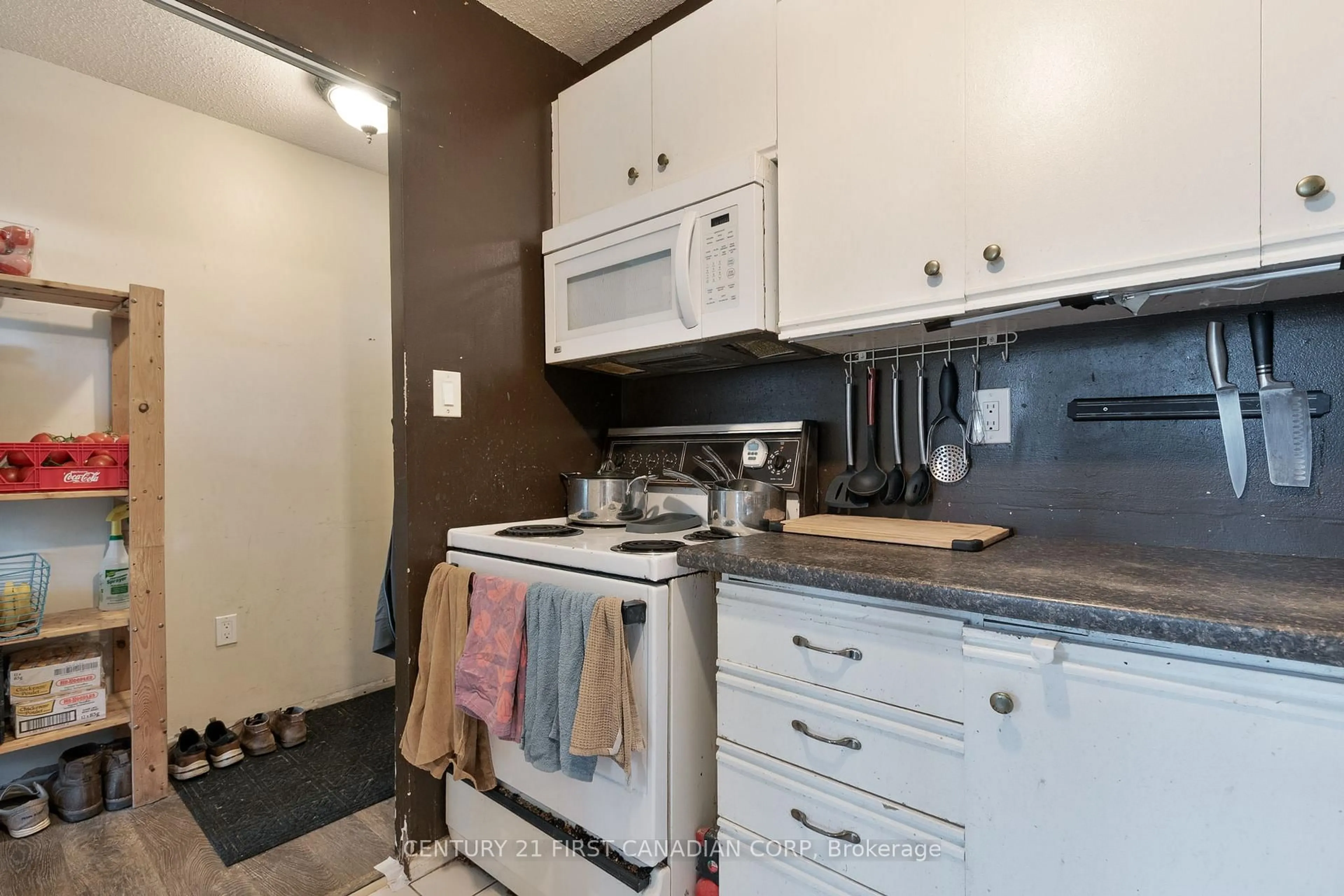 Standard kitchen, unknown for 45 Pond Mills Rd #107, London South Ontario N5Z 4W5