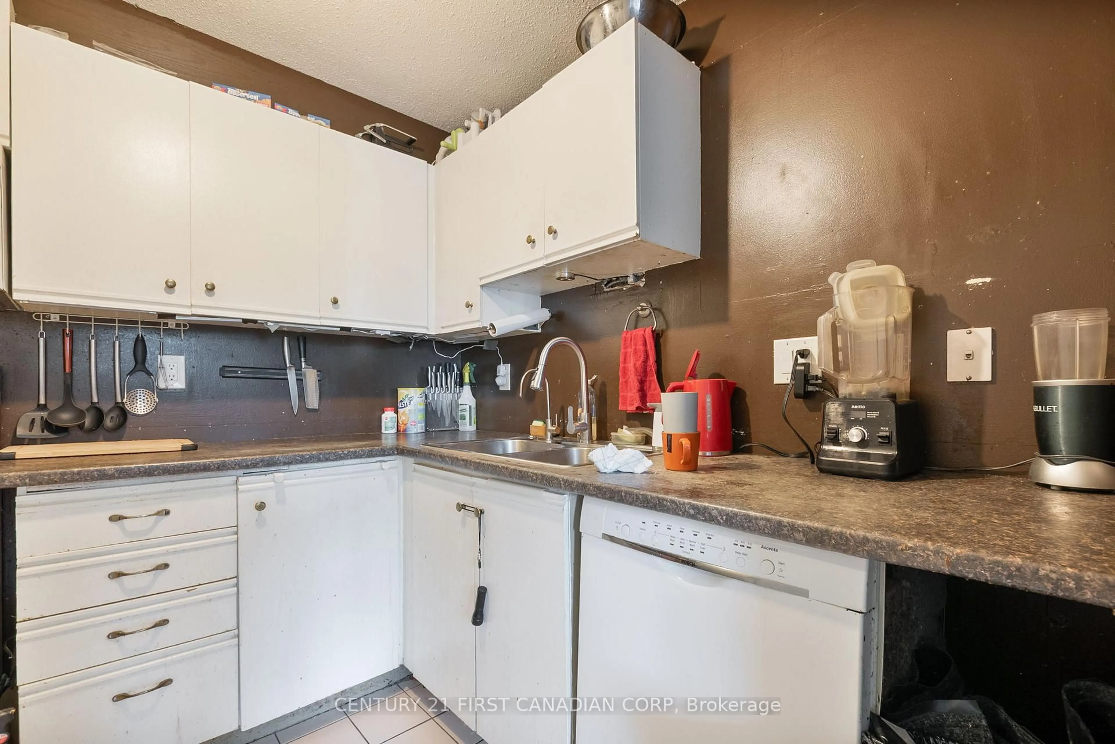 Standard kitchen, unknown for 45 Pond Mills Rd #107, London South Ontario N5Z 4W5
