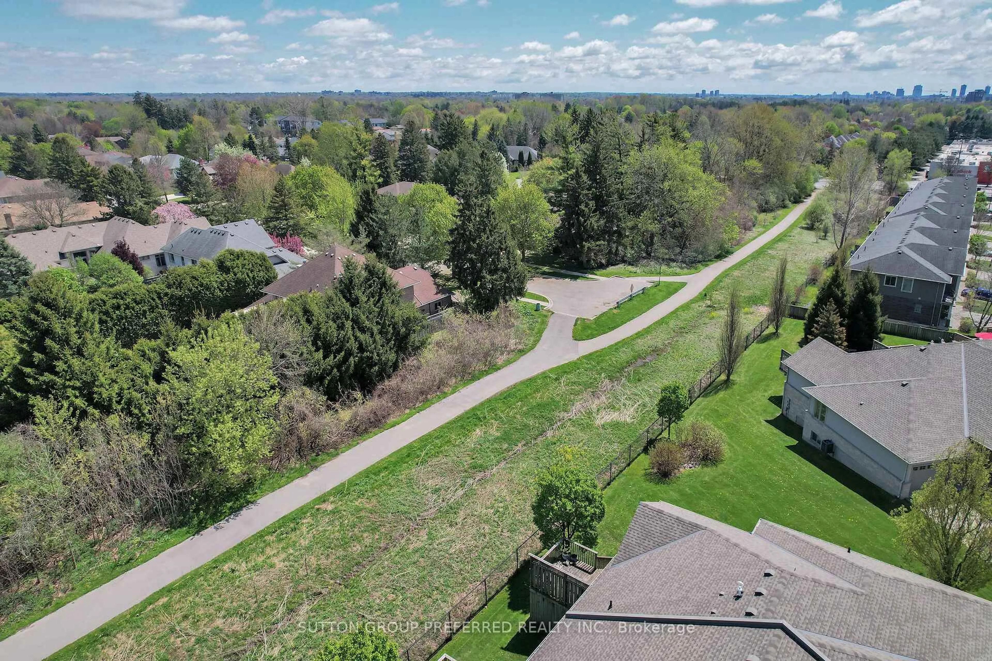 A pic from outside/outdoor area/front of a property/back of a property/a pic from drone, unknown for 124 North Centre Rd #26, London North Ontario N5X 4R3