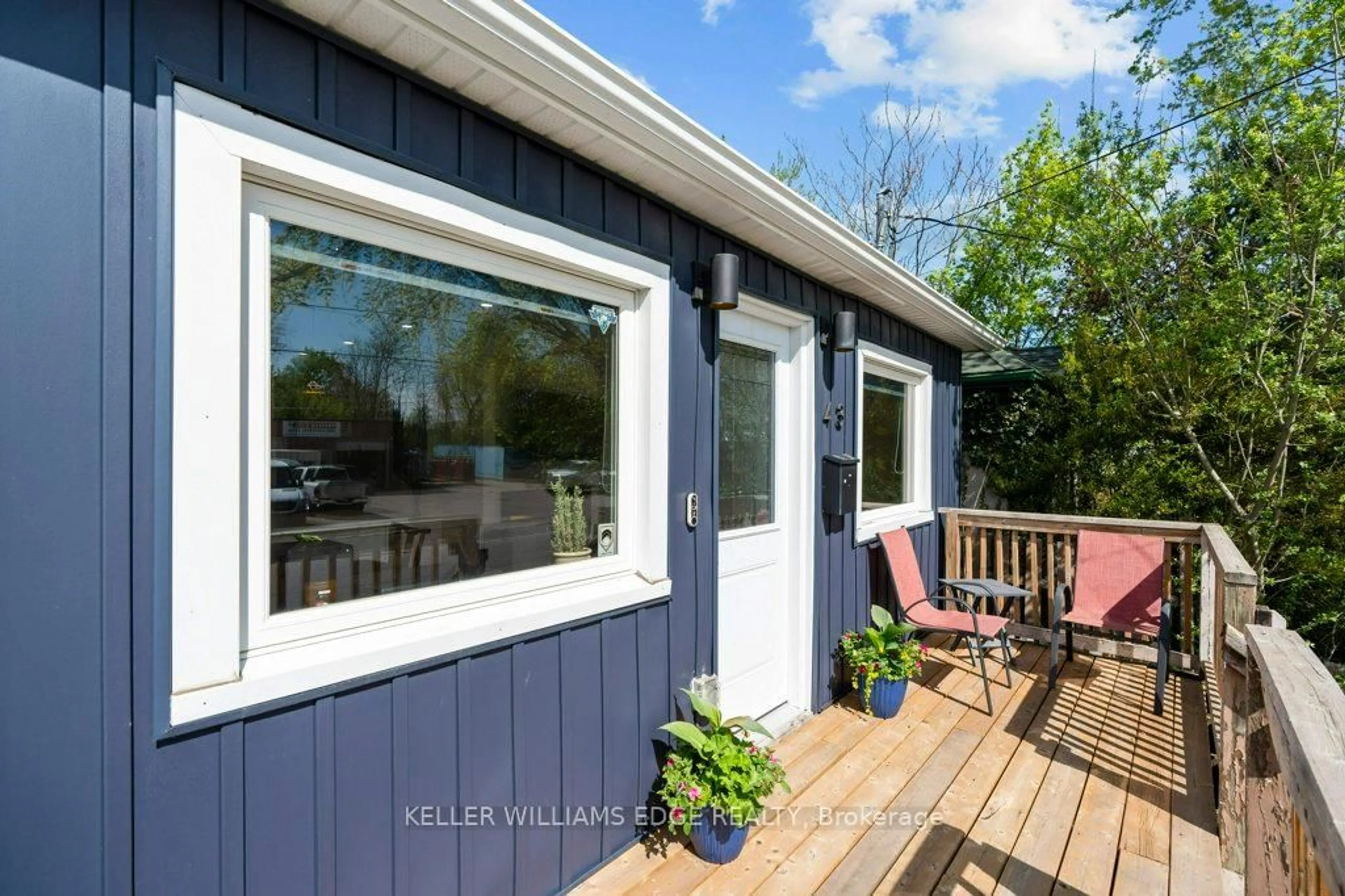 Home with vinyl exterior material, water/lake/river/ocean view for 43 Page St, St. Catharines Ontario L2R 4A6
