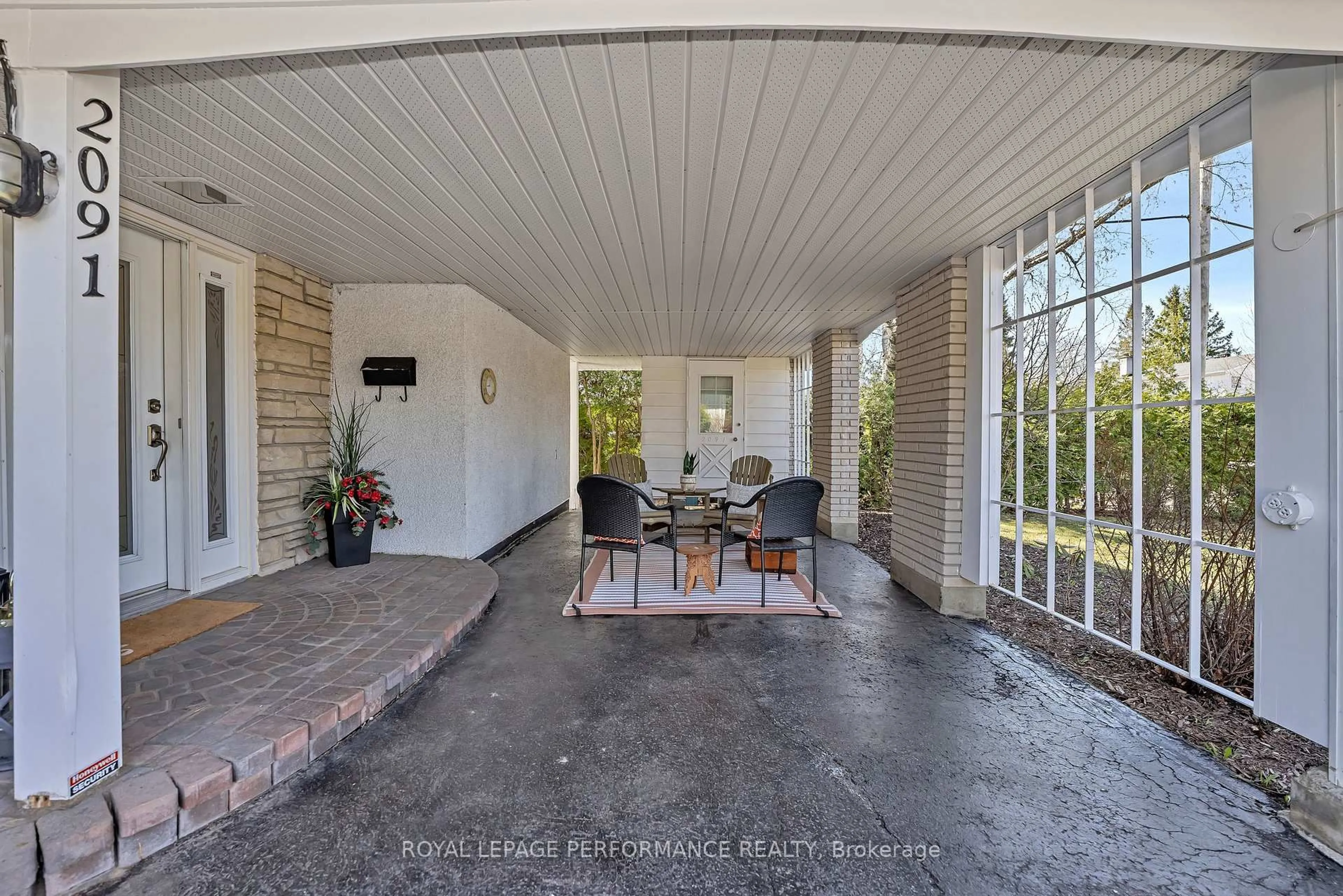 Patio, street for 2091 Tawney Rd, Ottawa Ontario K1G 1B9