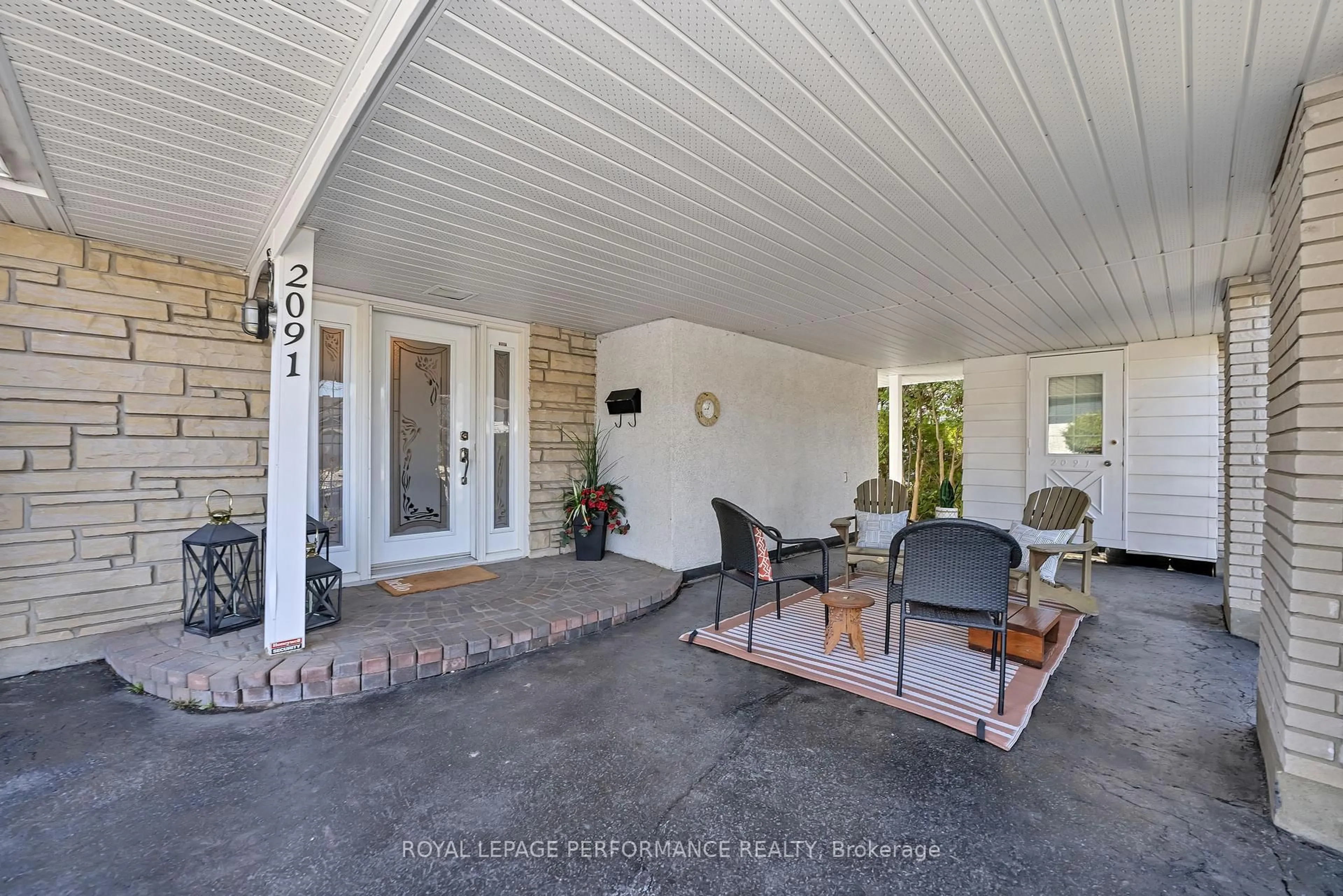 Patio, street for 2091 Tawney Rd, Ottawa Ontario K1G 1B9
