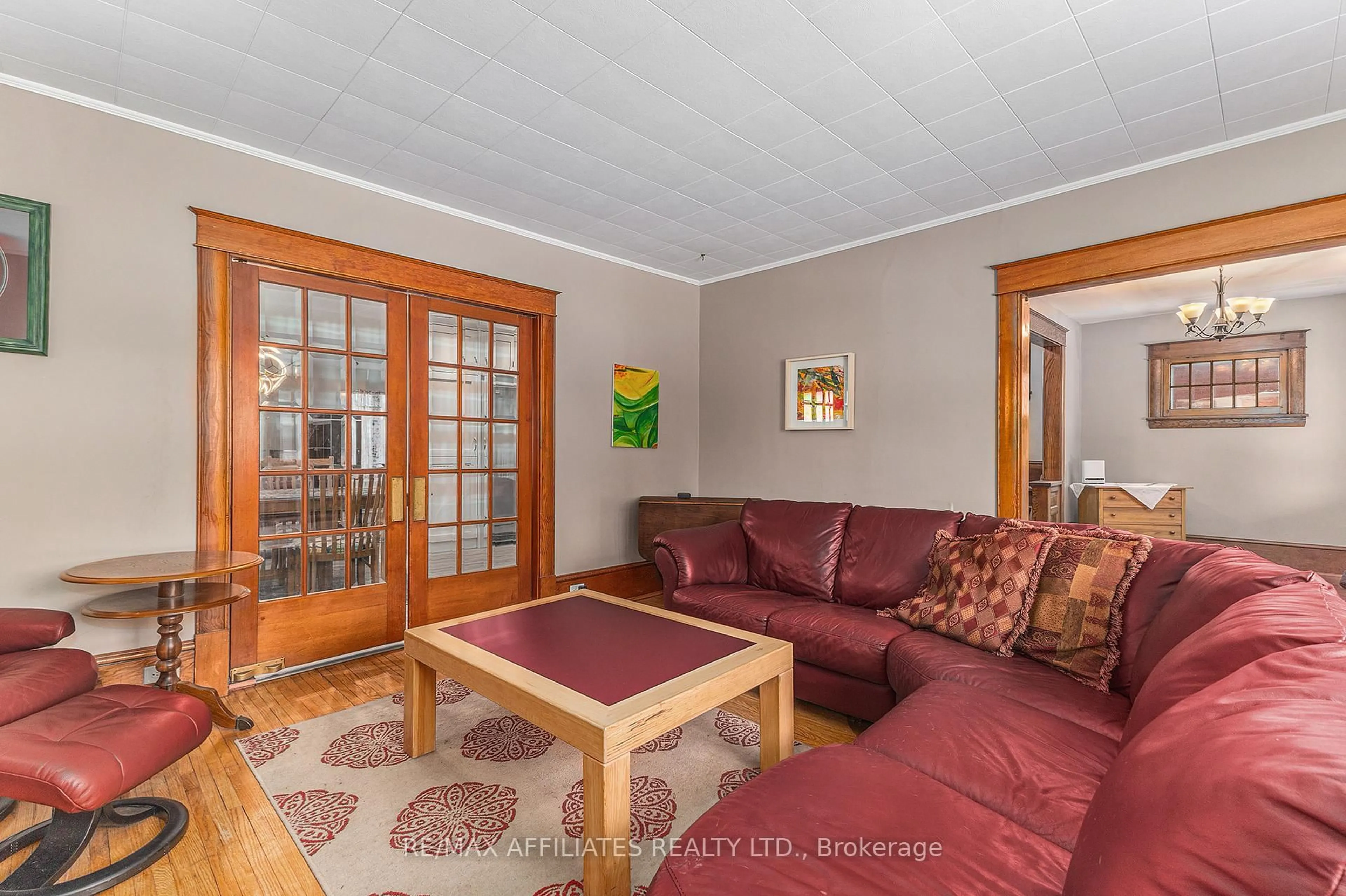 Living room with furniture, wood/laminate floor for 73 Mcgill St, Smiths Falls Ontario K7A 2K1