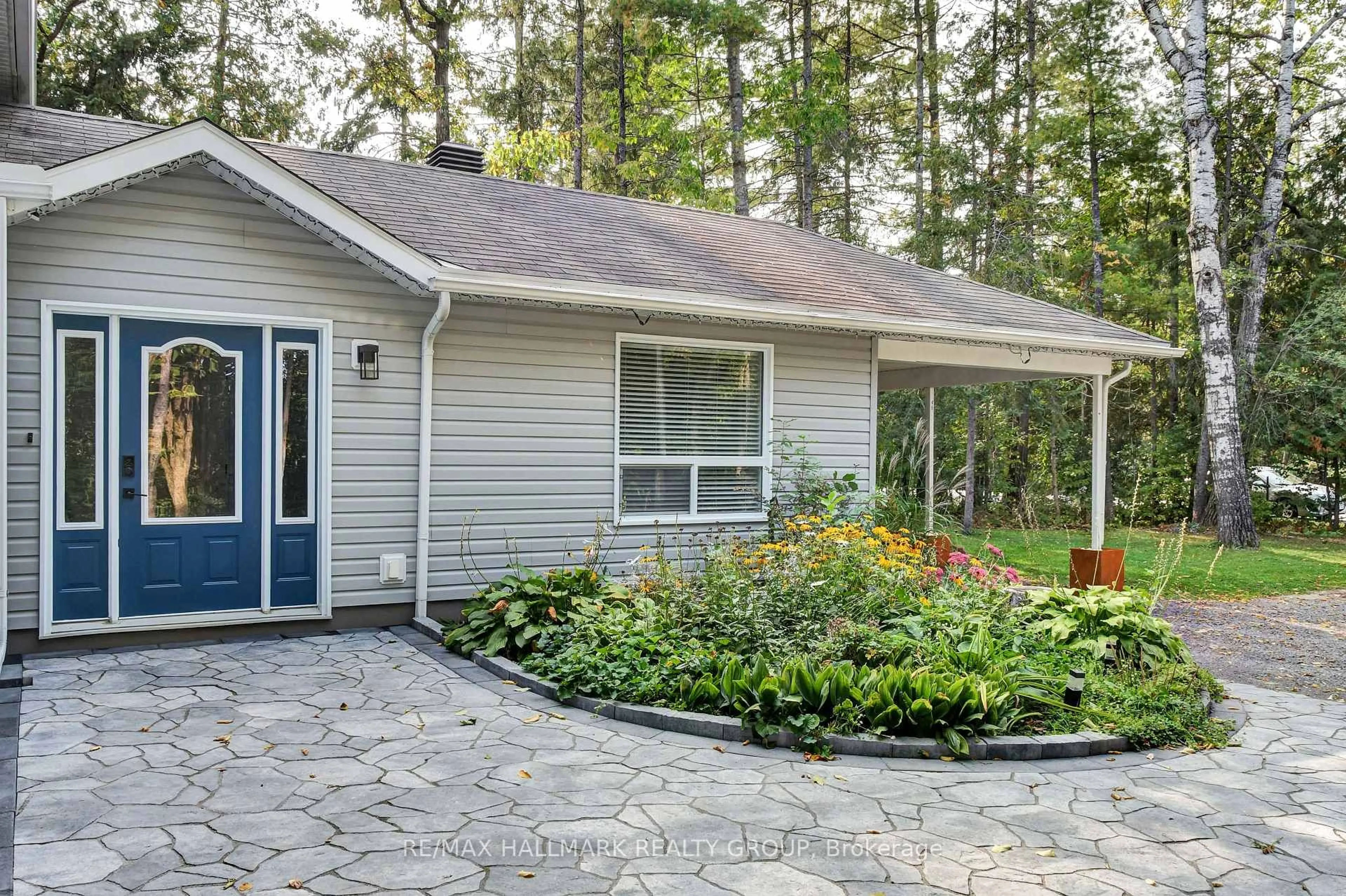Home with vinyl exterior material, street for 122 CONSTANCE LAKE Rd, Ottawa Ontario K2K 1X7
