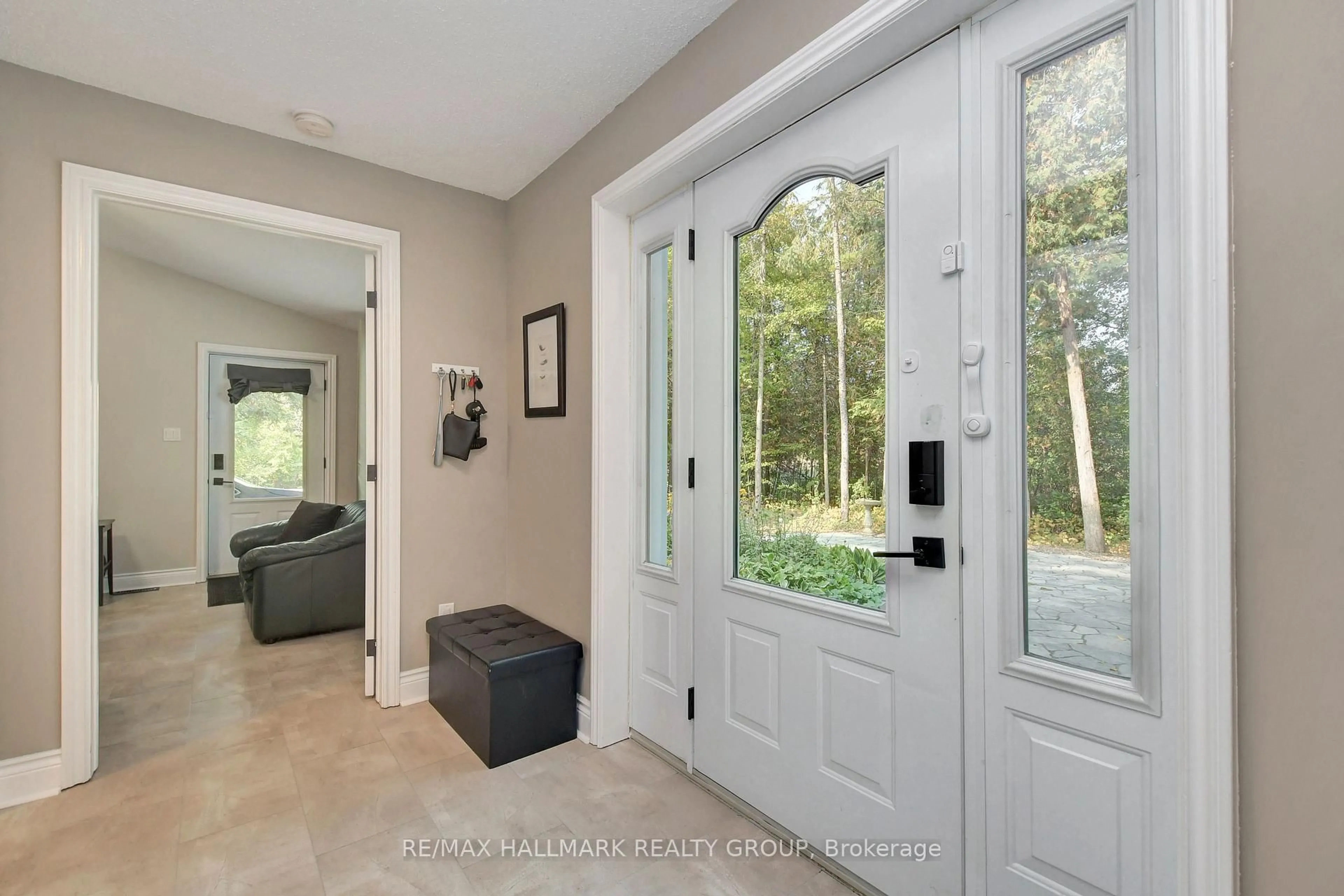 Indoor entryway for 122 CONSTANCE LAKE Rd, Ottawa Ontario K2K 1X7