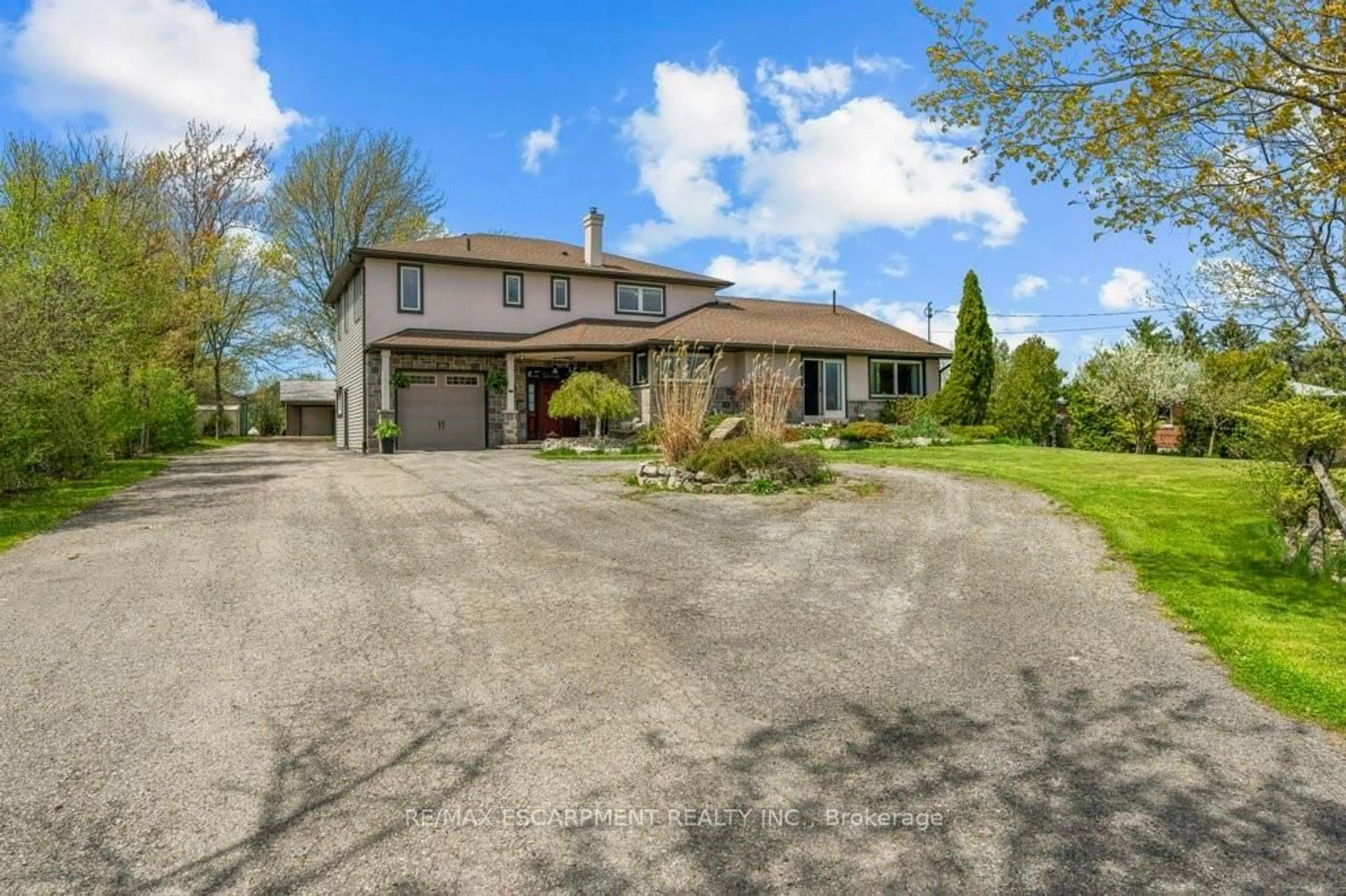 A pic from outside/outdoor area/front of a property/back of a property/a pic from drone, street for 407 Third Rd, Hamilton Ontario L8J 2X8
