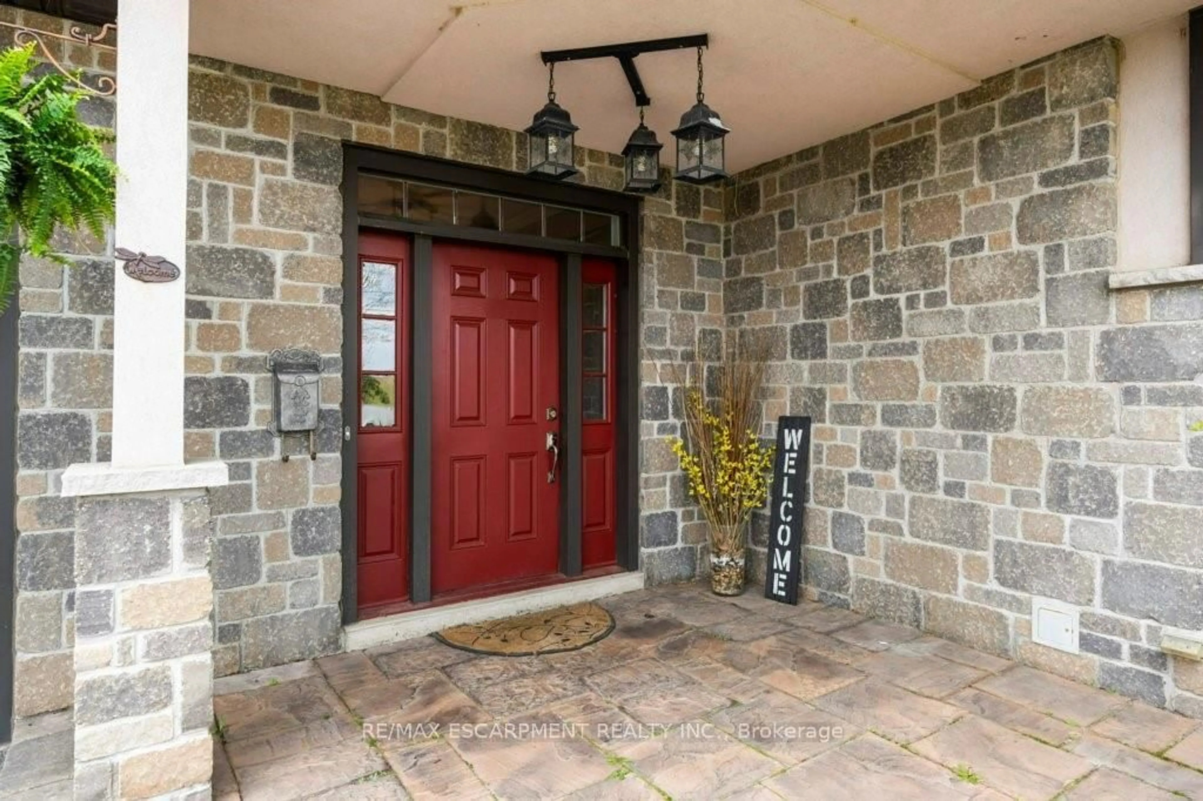 Indoor entryway for 407 Third Rd, Hamilton Ontario L8J 2X8