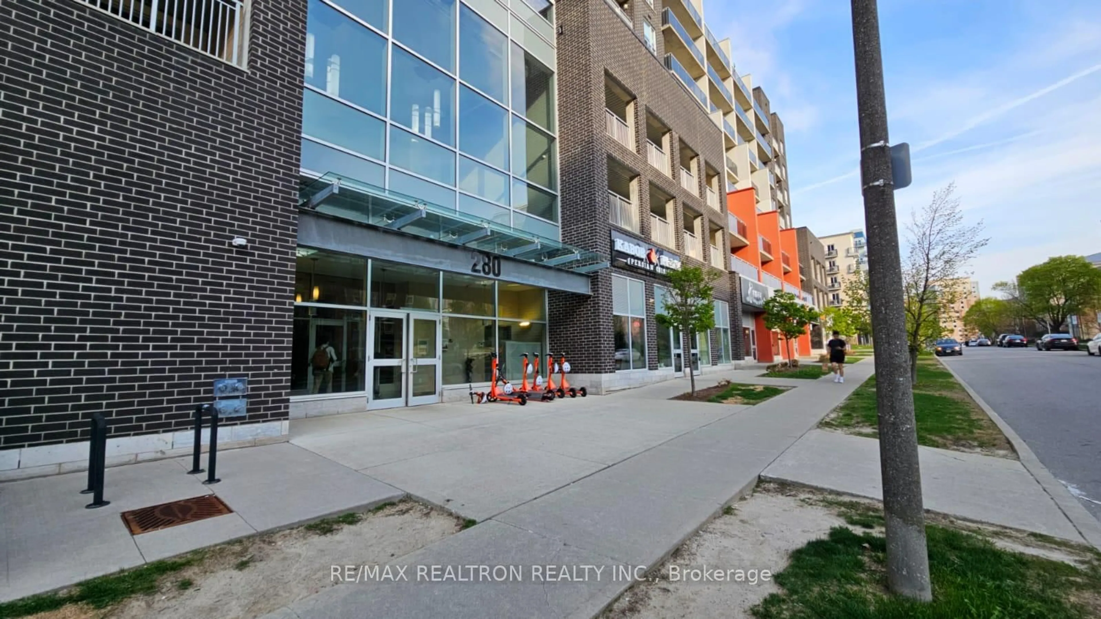 Patio, building for 280 Lester St #719, Waterloo Ontario N2L 3W5