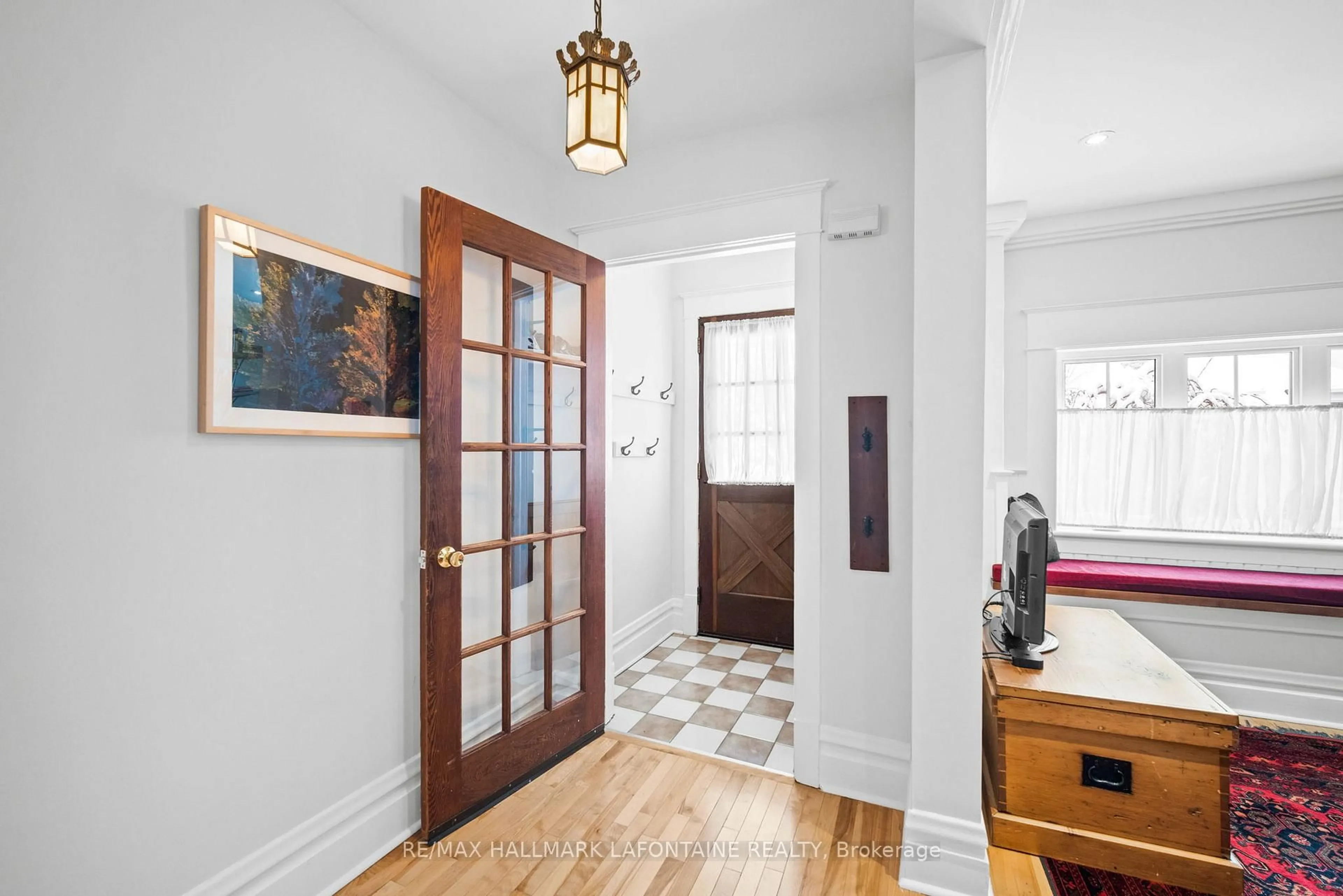 Indoor entryway for 143 Blackburn Ave, Ottawa Ontario K1N 8A6