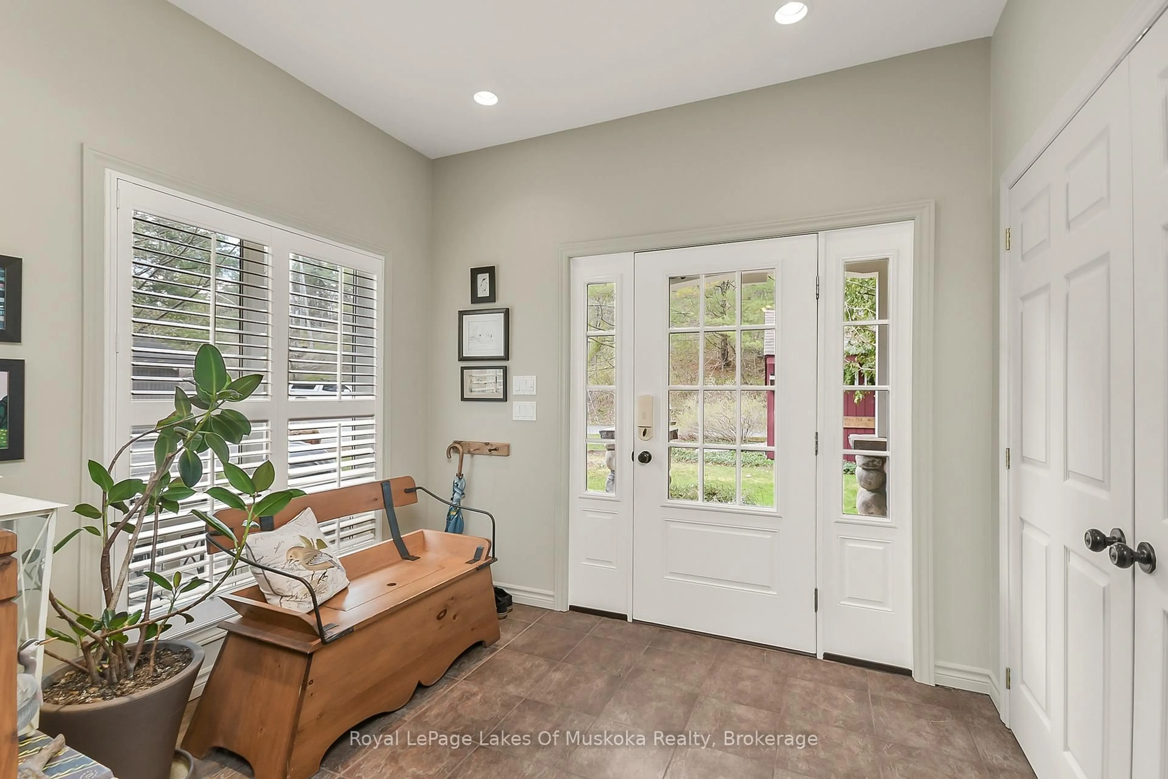 Indoor entryway for 9 Summer Lane, Bracebridge Ontario P1L 0A1