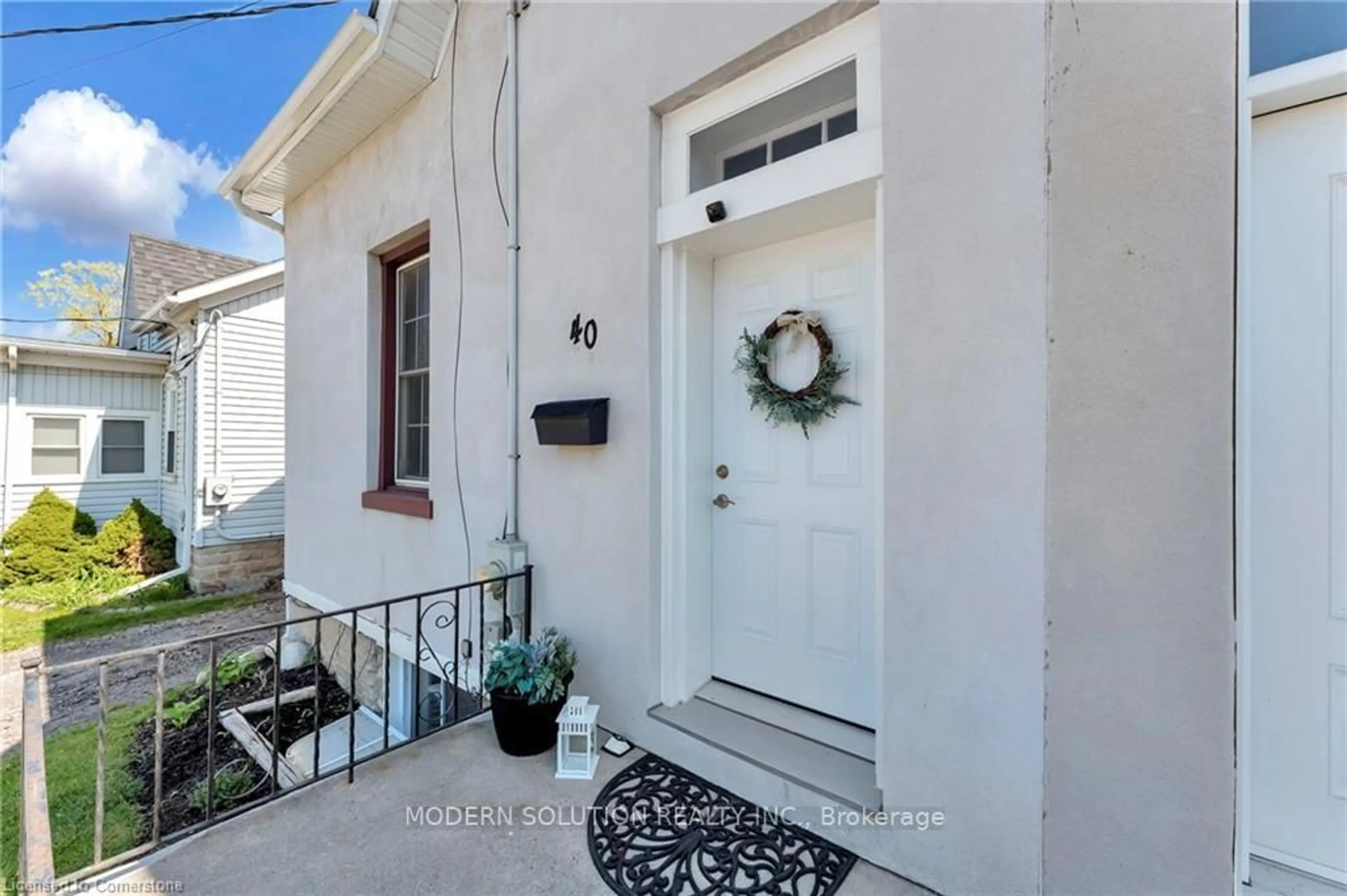 Indoor entryway for 40 Walnut Lane, Brant Ontario N3L 2K4
