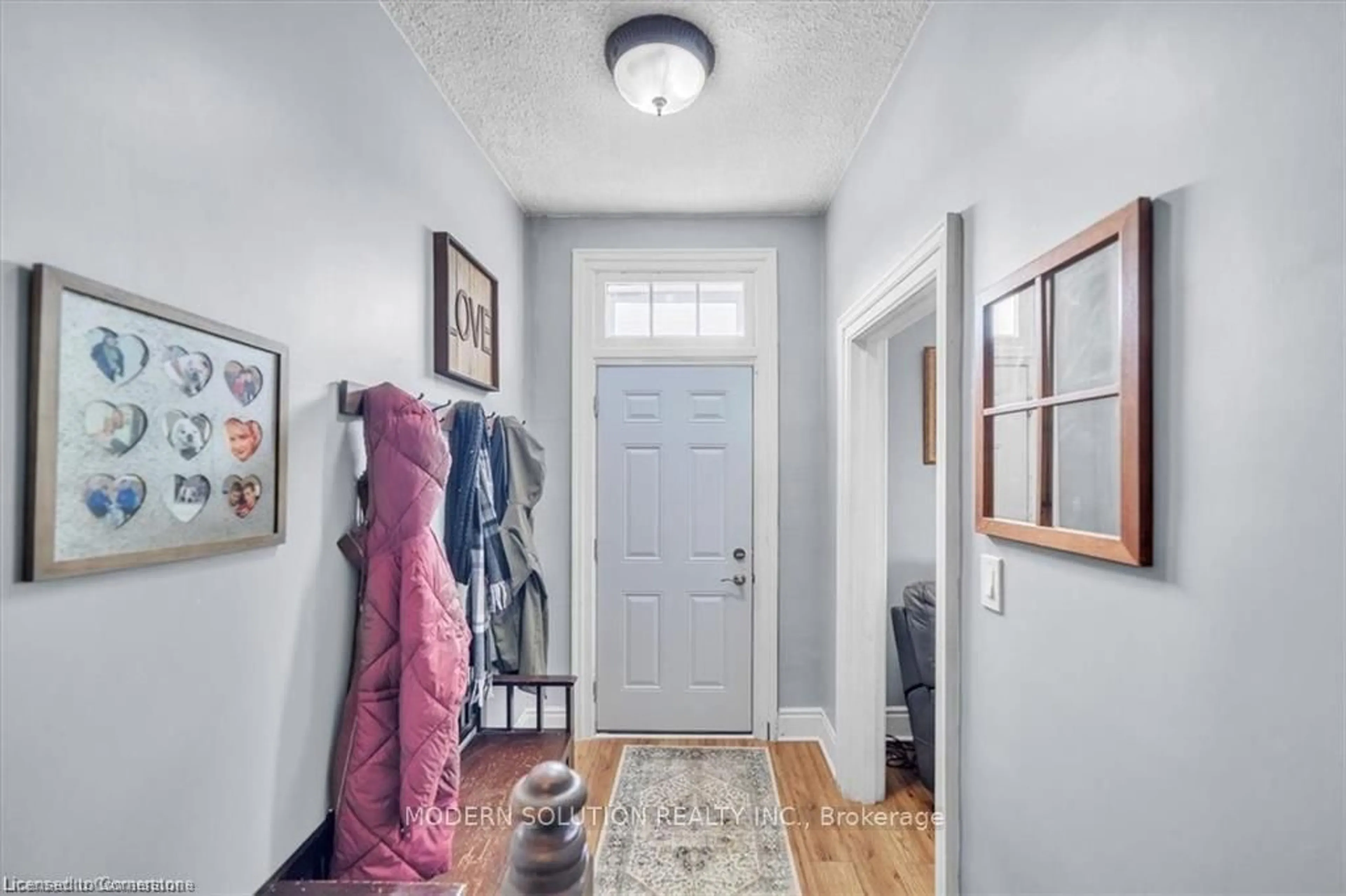 Indoor entryway for 40 Walnut Lane, Brant Ontario N3L 2K4