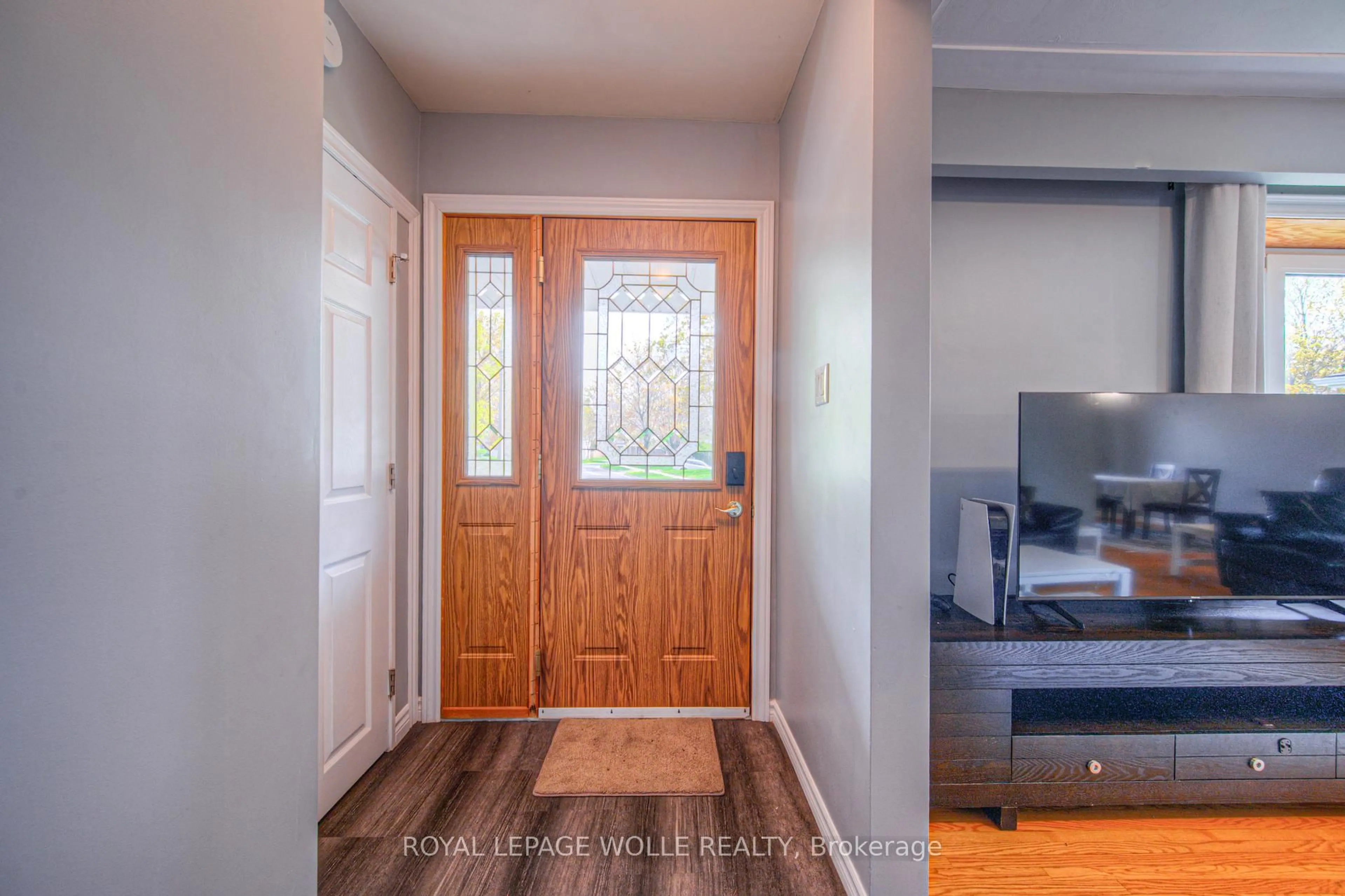 Indoor entryway for 22 Hampton Pl, Kitchener Ontario N2B 2S3