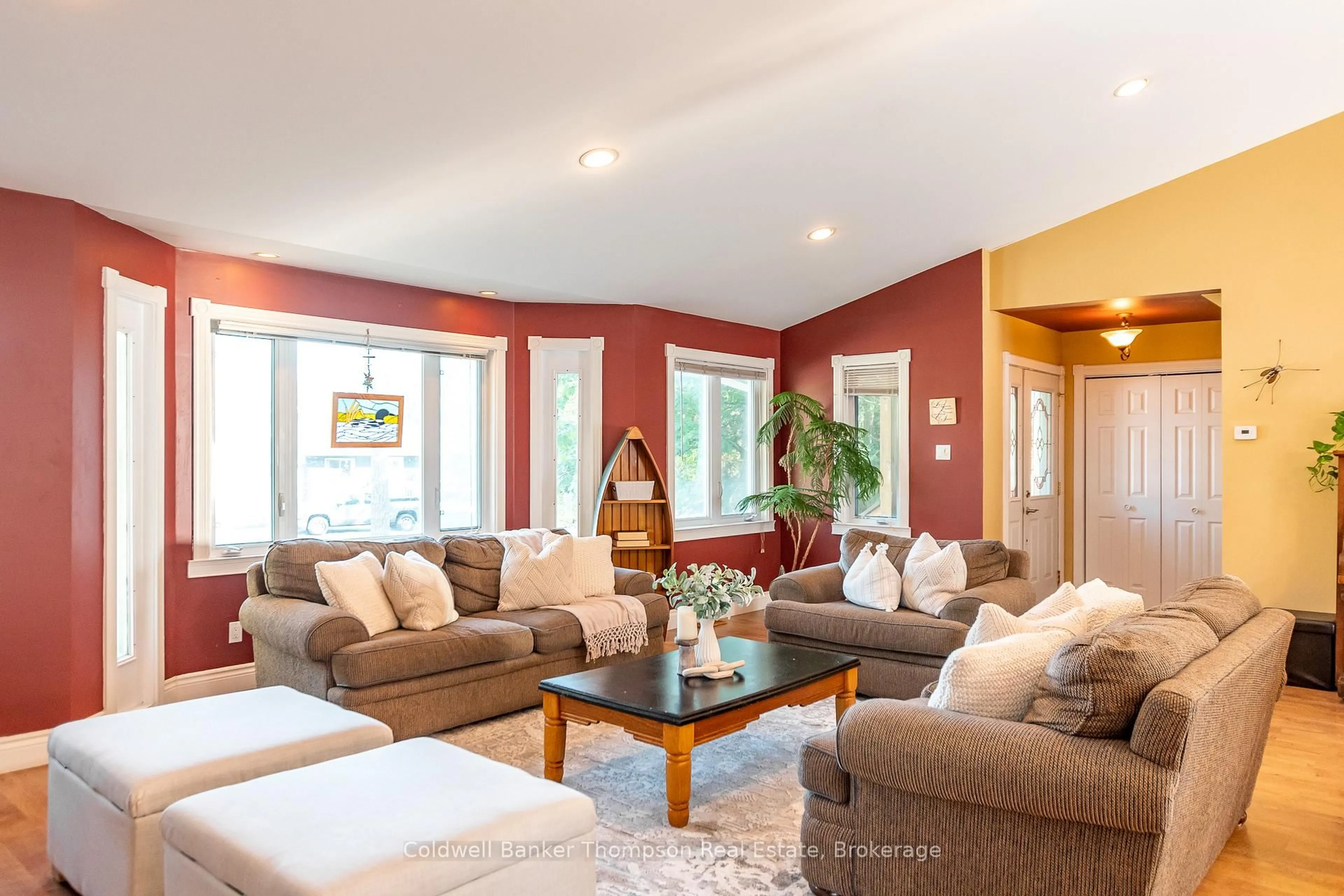 Living room with furniture, unknown for 4237 RAVENSCLIFFE Rd, Huntsville Ontario P1H 2J2
