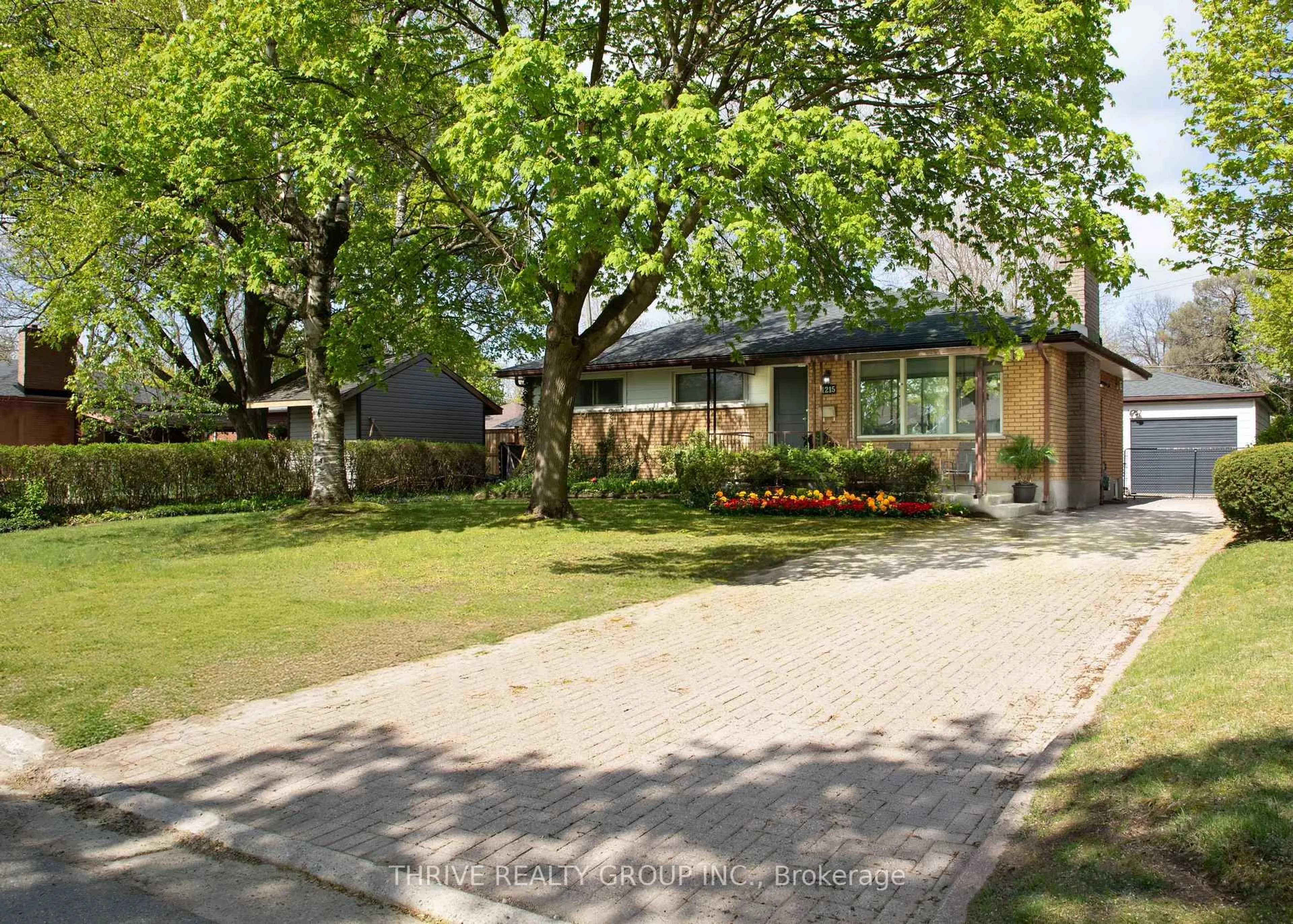 A pic from outside/outdoor area/front of a property/back of a property/a pic from drone, street for 1215 Michael St, London Ontario N5V 2H4
