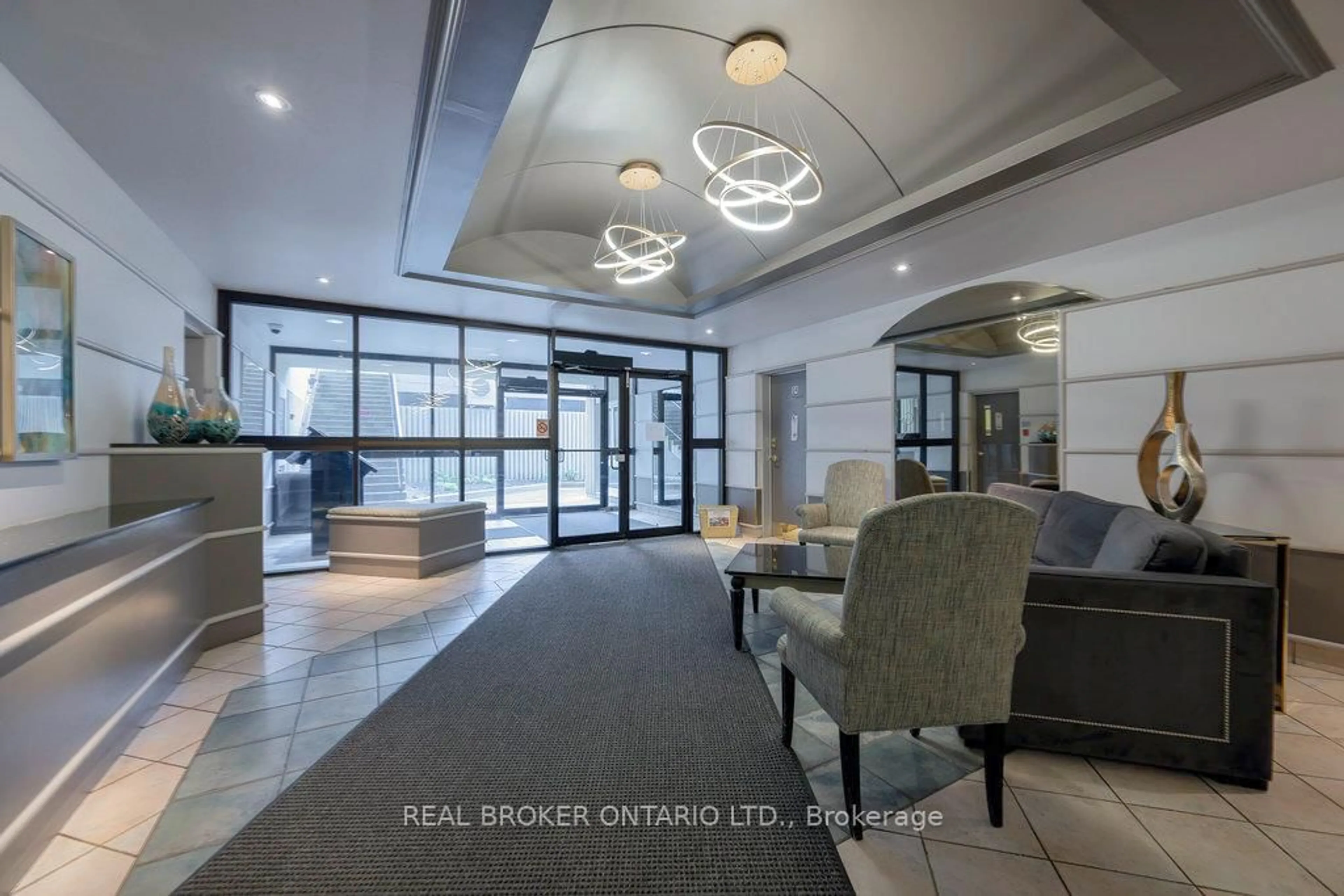 Indoor foyer for 158C McArthur Ave #108, Ottawa Ontario K1L 8E7