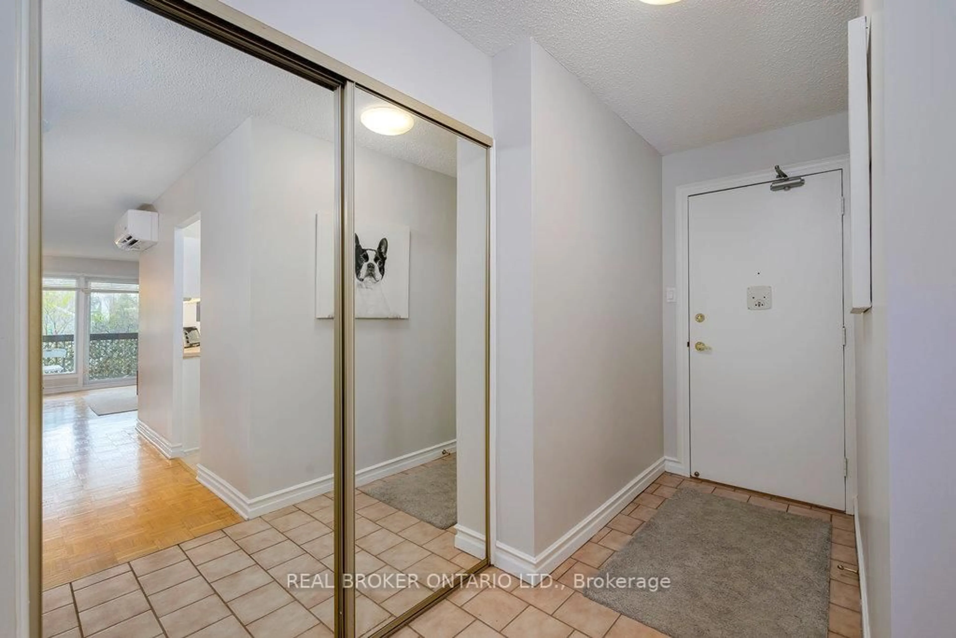 Indoor entryway for 158C McArthur Ave #108, Ottawa Ontario K1L 8E7