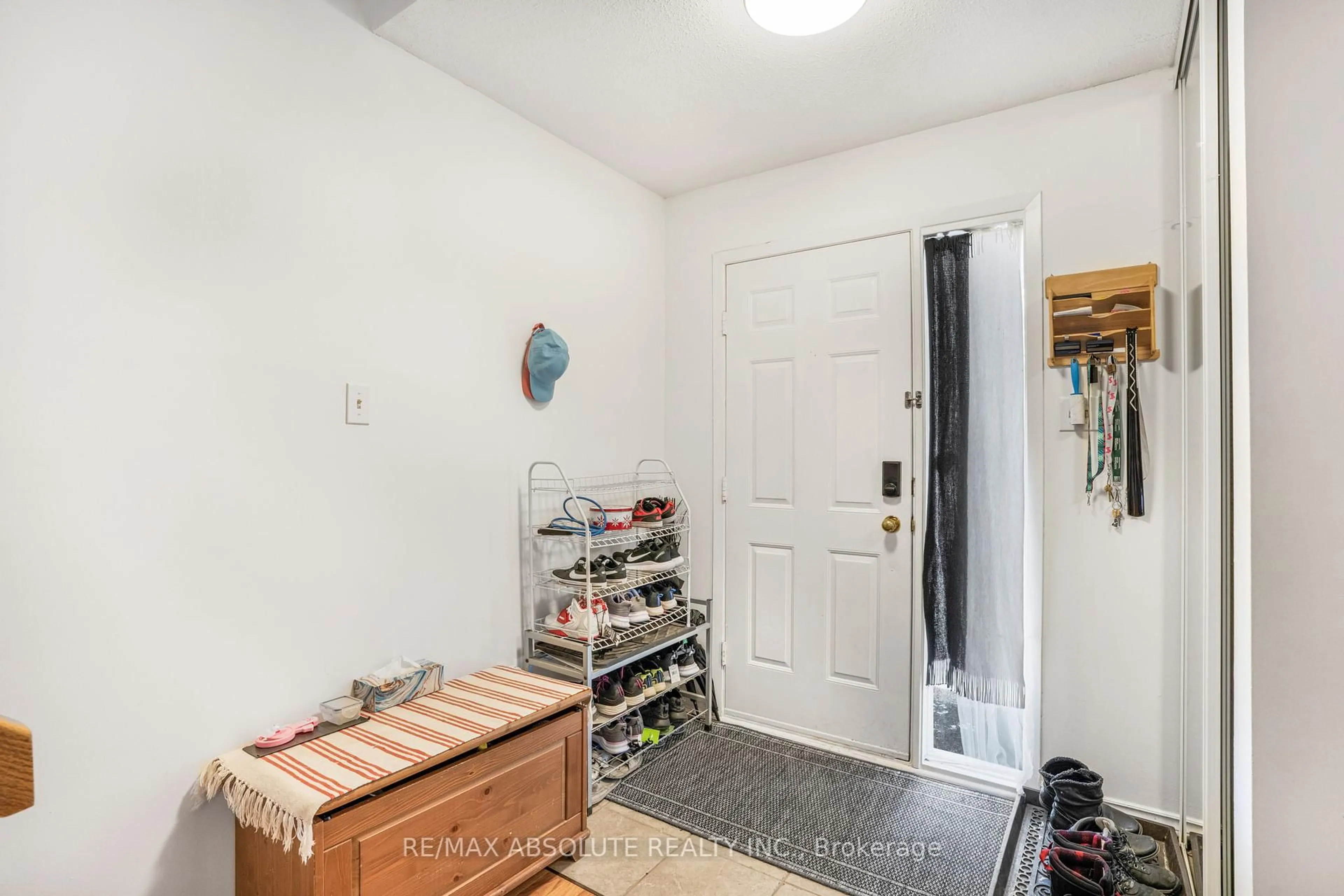 Indoor entryway for 677 Mathieu Way, Ottawa Ontario K4A 2R6