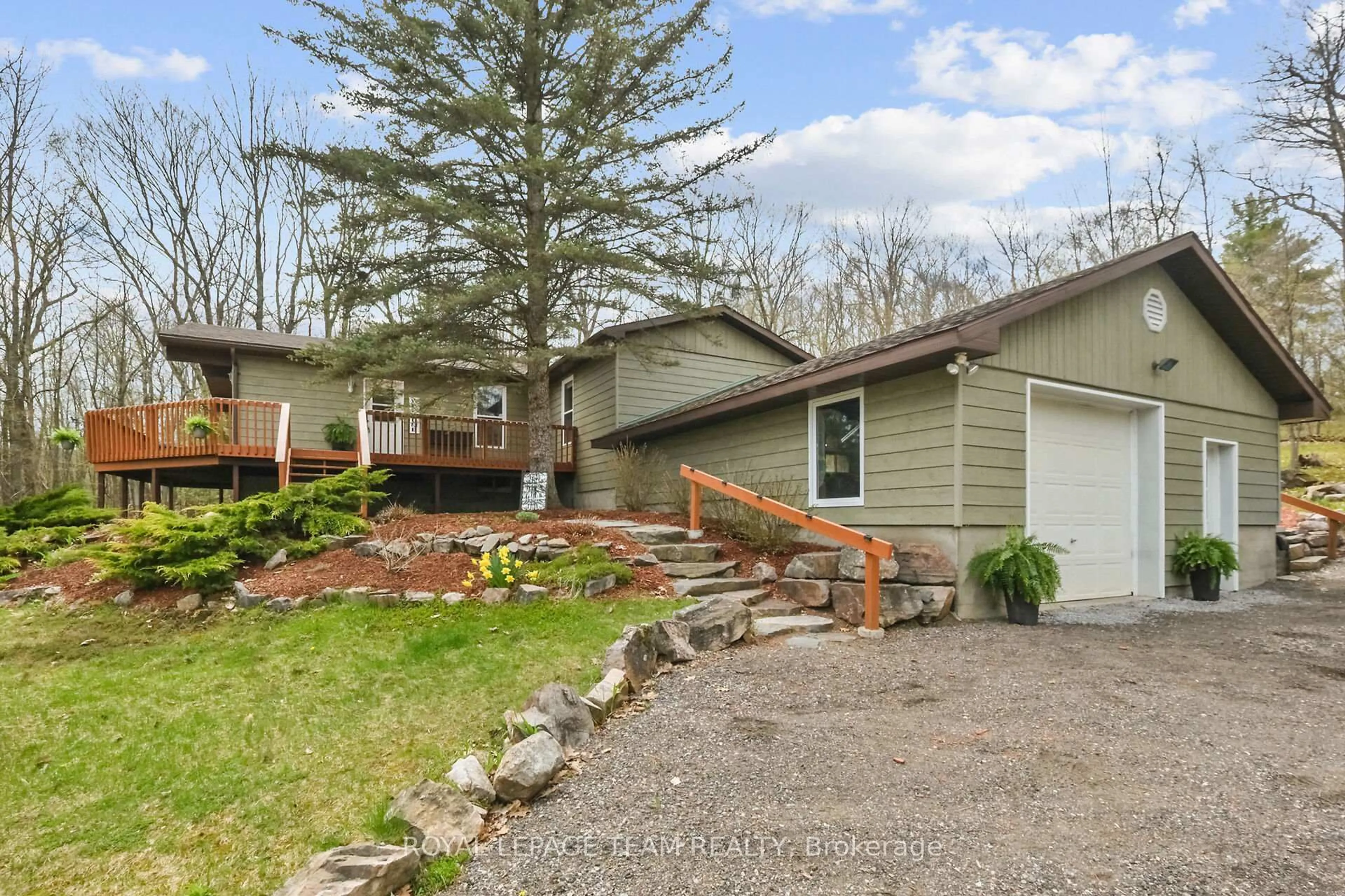 Home with vinyl exterior material, unknown for 371 Kennedy Rd, Calabogie Ontario K0J 1H0
