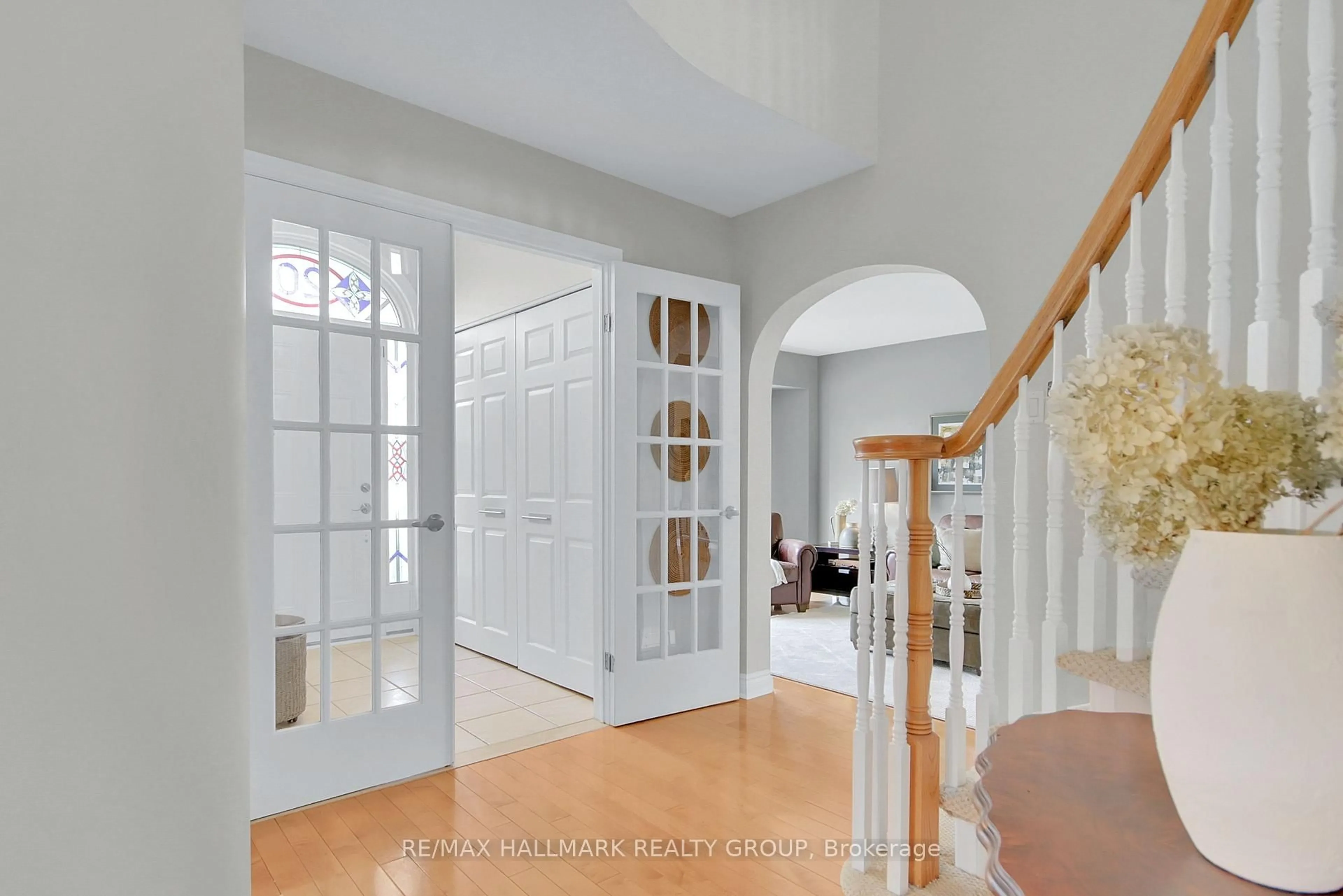 Indoor entryway for 20 Arbuckle Cres, Ottawa Ontario K2G 5H1