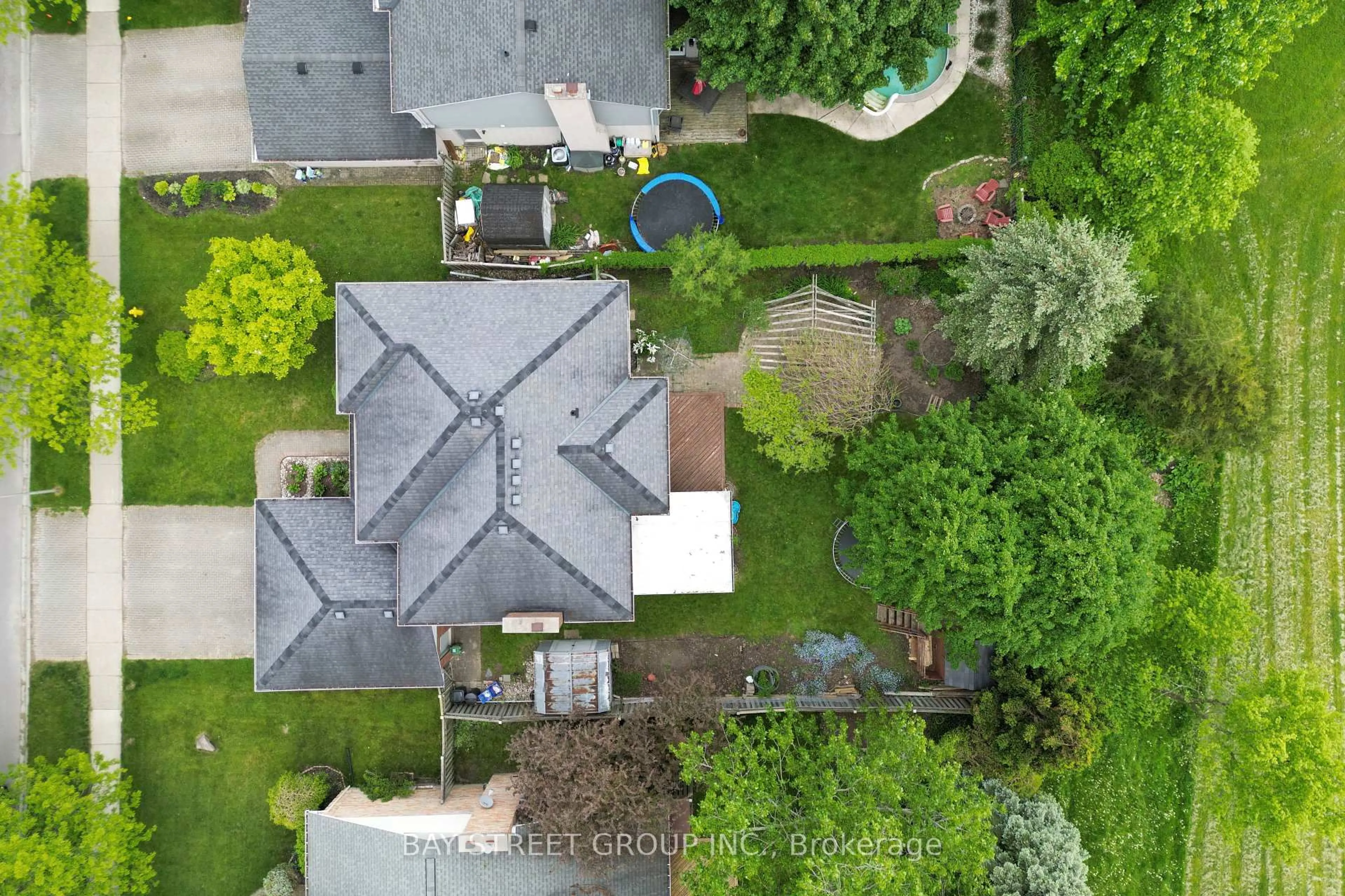 A pic from outside/outdoor area/front of a property/back of a property/a pic from drone, street for 33 Repton Ave, London North Ontario N5X 3G3