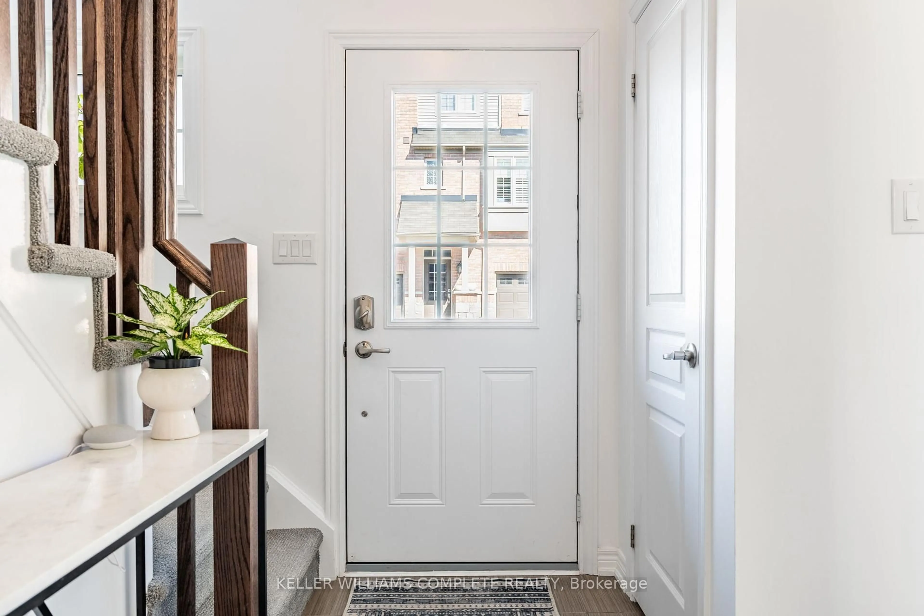 Indoor entryway for 257 Parkside Dr #40, Hamilton Ontario L8B 0W5