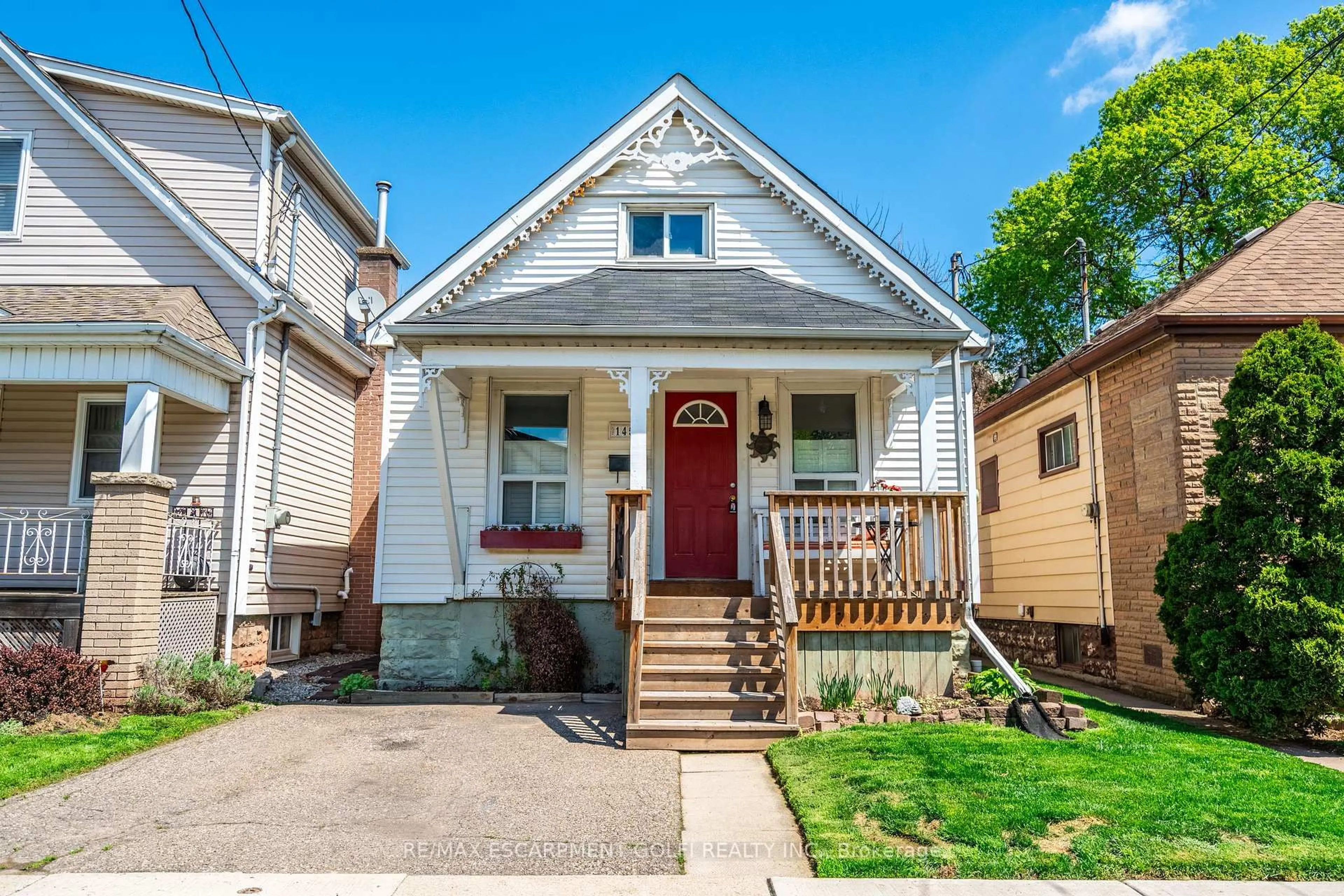Home with vinyl exterior material, street for 145 Newlands Ave, Hamilton Ontario L8H 2T8