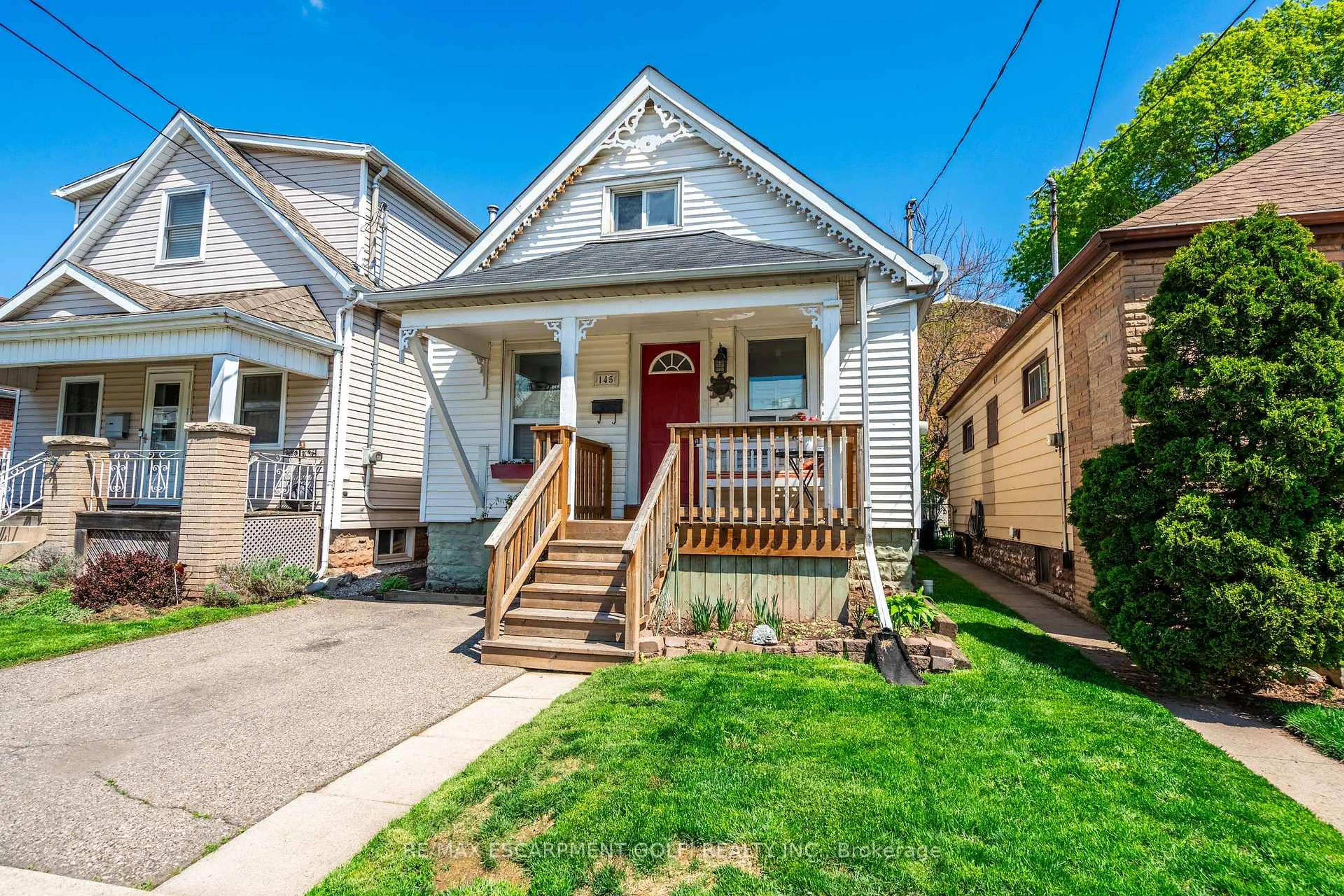 Home with vinyl exterior material, street for 145 Newlands Ave, Hamilton Ontario L8H 2T8