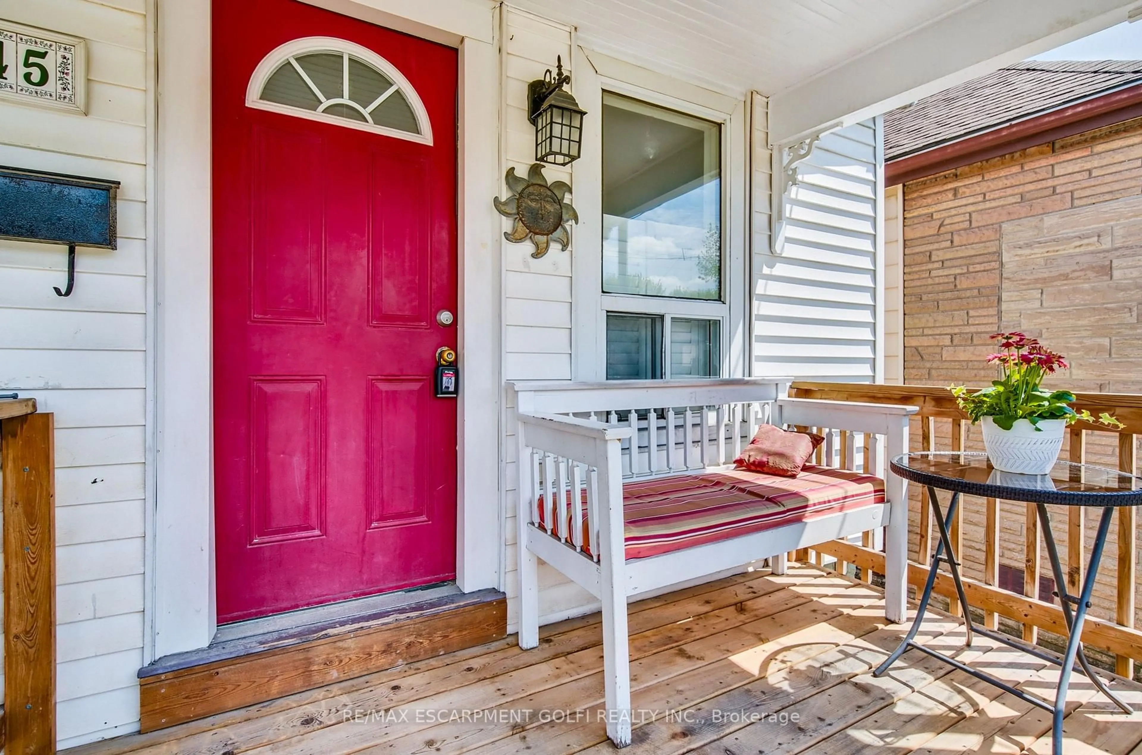 Indoor entryway for 145 Newlands Ave, Hamilton Ontario L8H 2T8