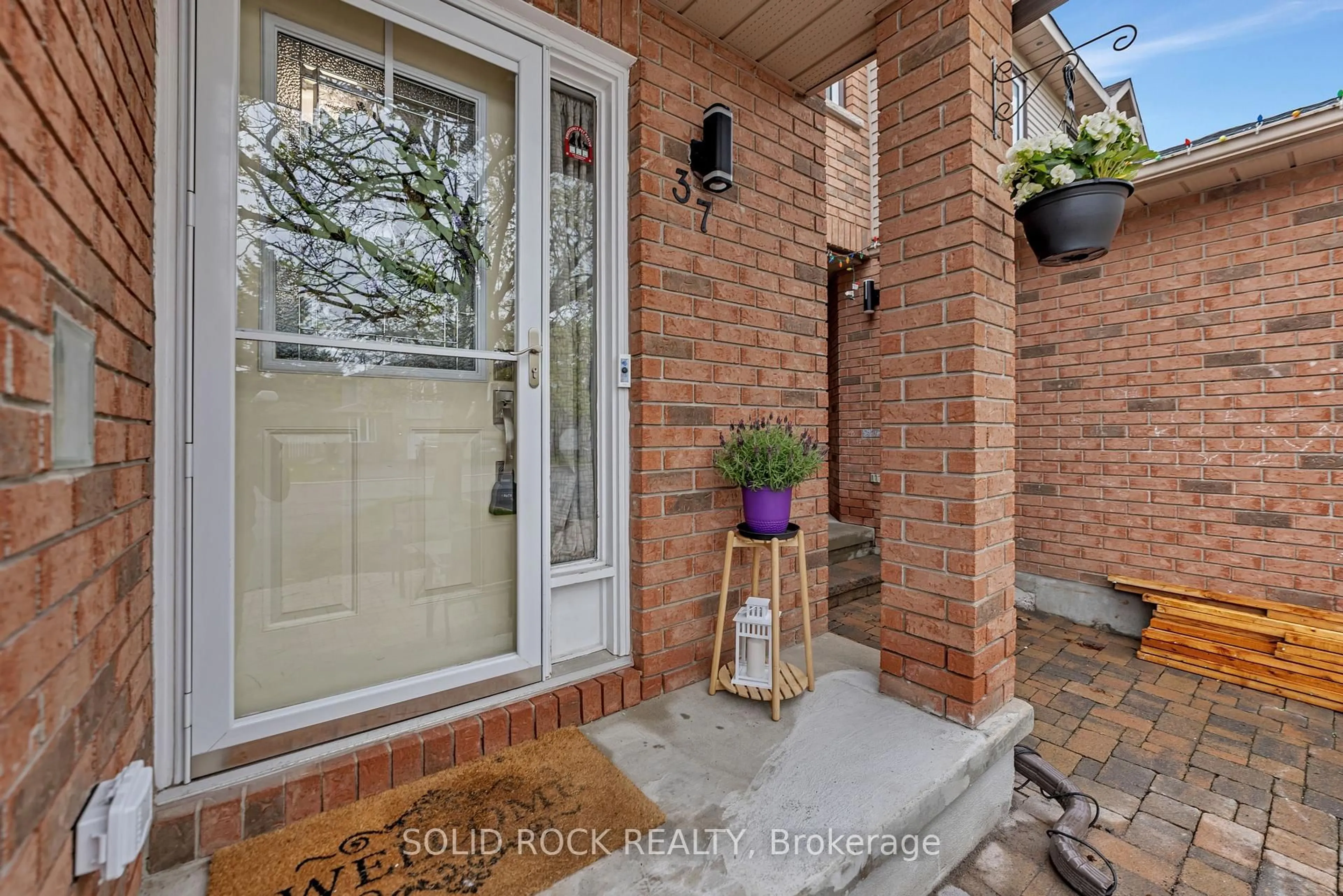 Indoor entryway for 37 Grenadier Way, Ottawa Ontario K2J 4L3